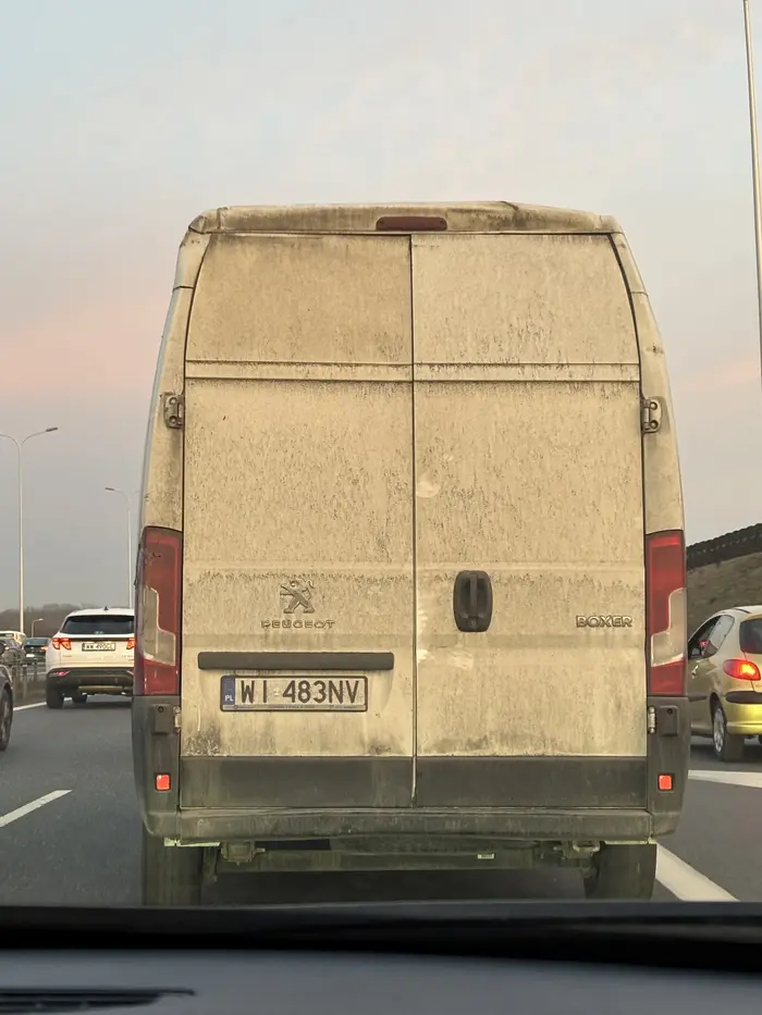 Kierowca jeździ nacpany. Zajeżdża wszystkim drogę, spycha wszyskich z pasa. Nagranie co robi osoba za kierownicą jest już skierowane na policję.