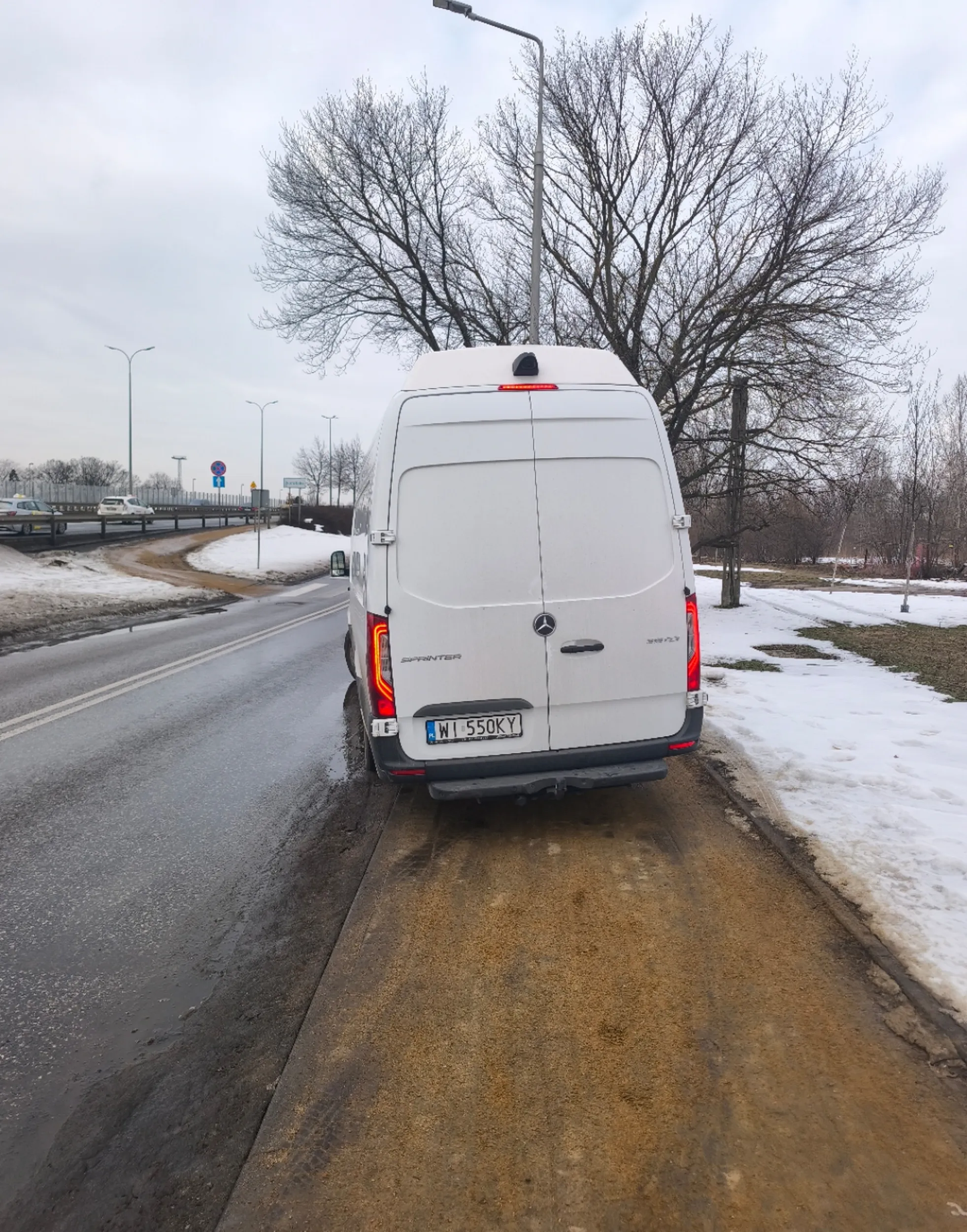 Zablokował cały chodnik i trzeba było iść po śniegu