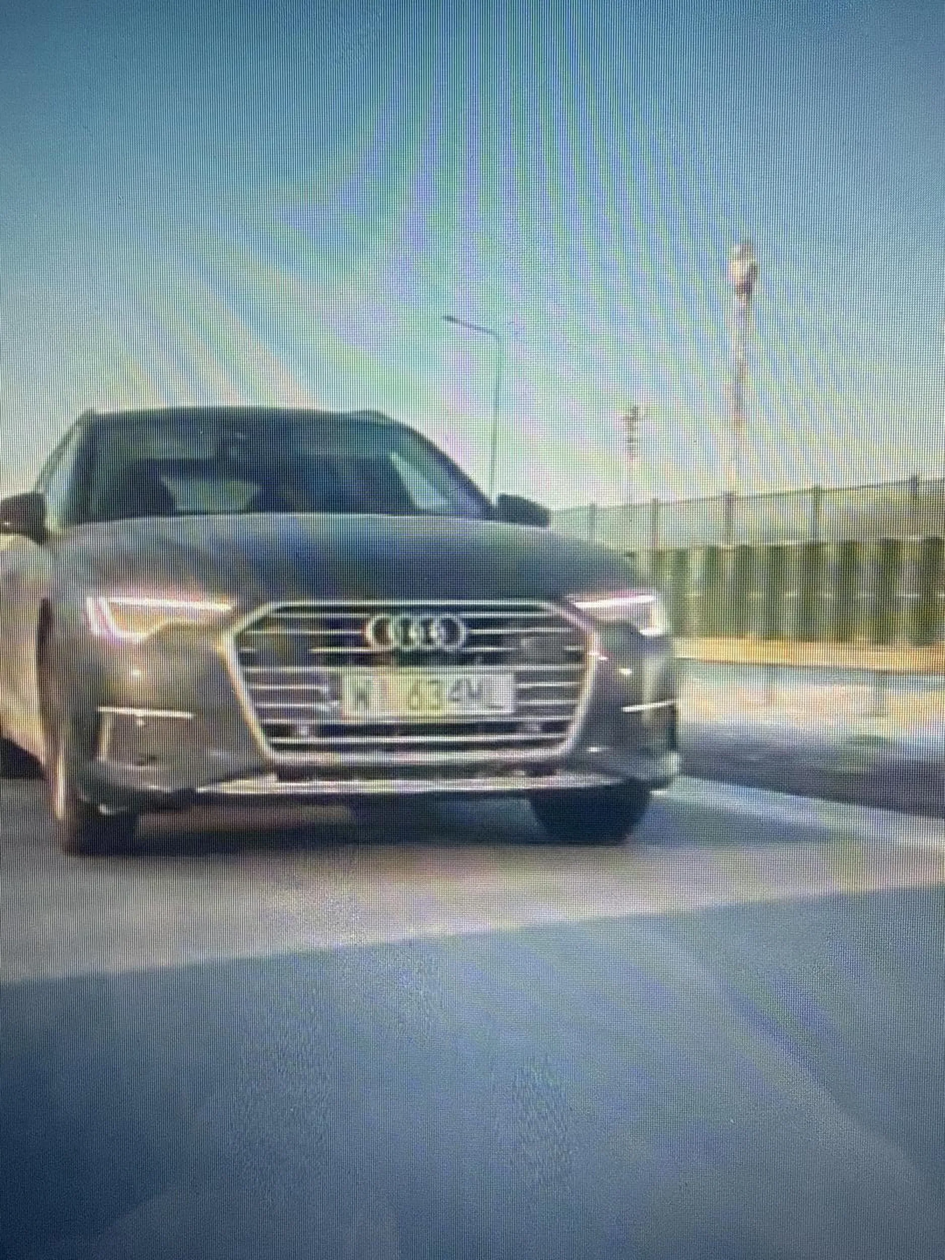 Niebezpieczny kierowca ! Mruga i trąbi przy 125km/h na ekspresówce bo nie można legalnie wyprzedzić tira gdyż król autostardy jedzie 180km/h.