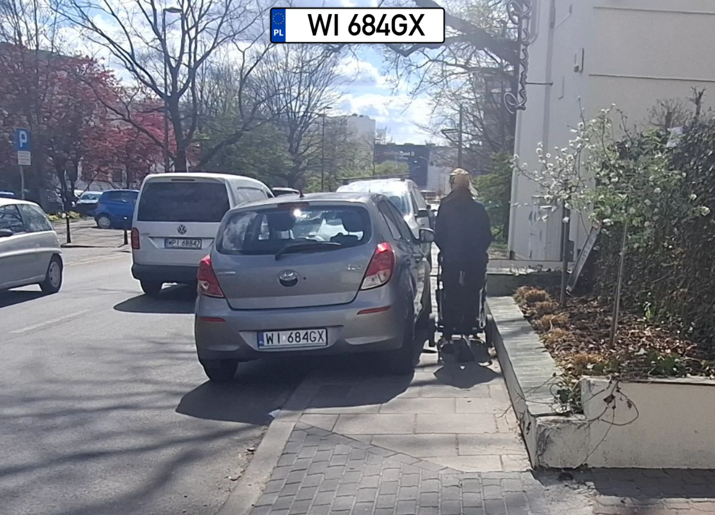 Żeby mu tylko nie zarysować. Ostrożnie piesi bo ja stoję.