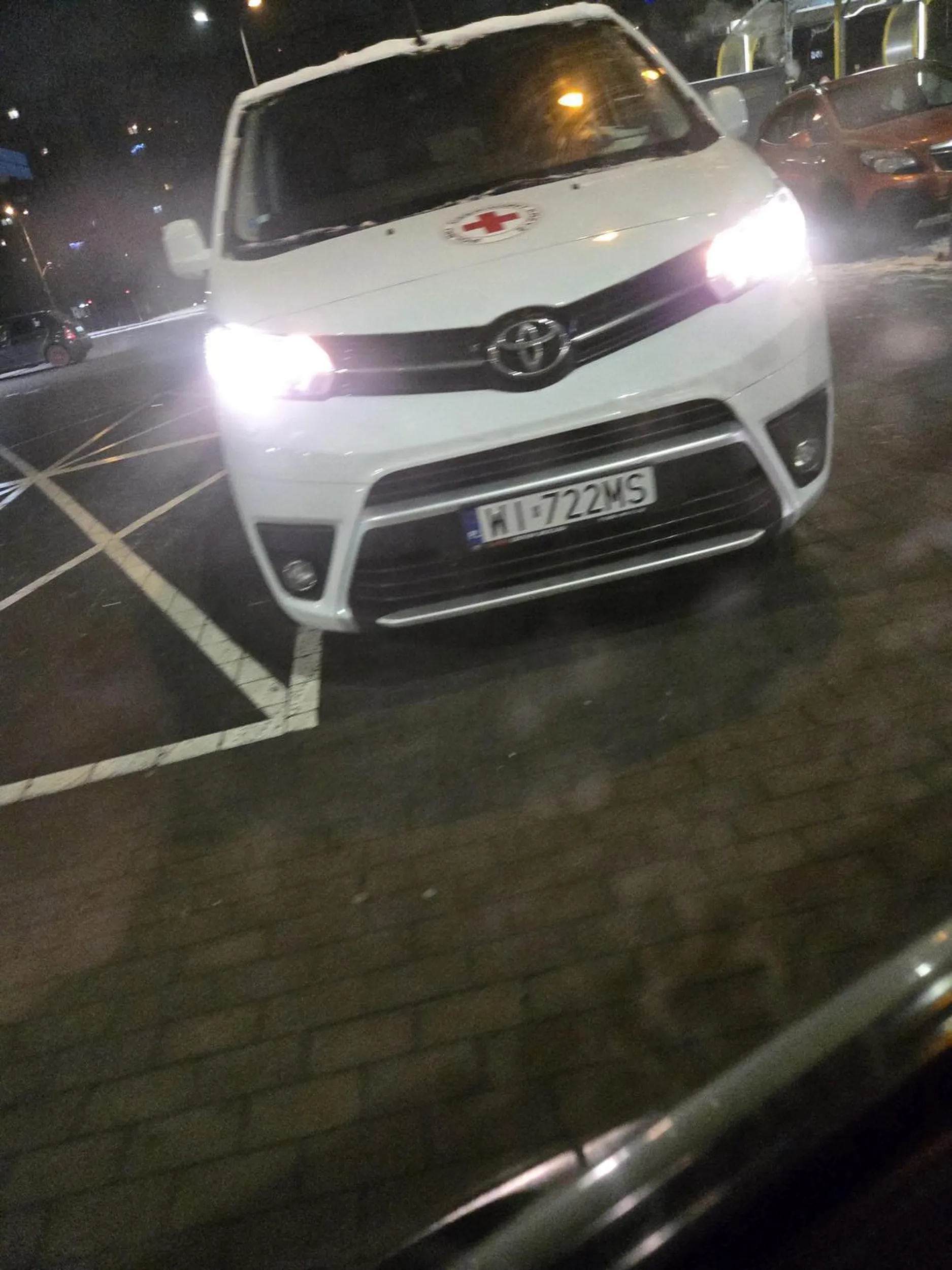 Auto oklejone Czerwonym Krzyżem i myślał że kierunkowskazy nie obowiązują, wrzucił wsteczny na wyjeździe z parkingu i gdybym nie cofnął, to sam bym nie miał już przodu...