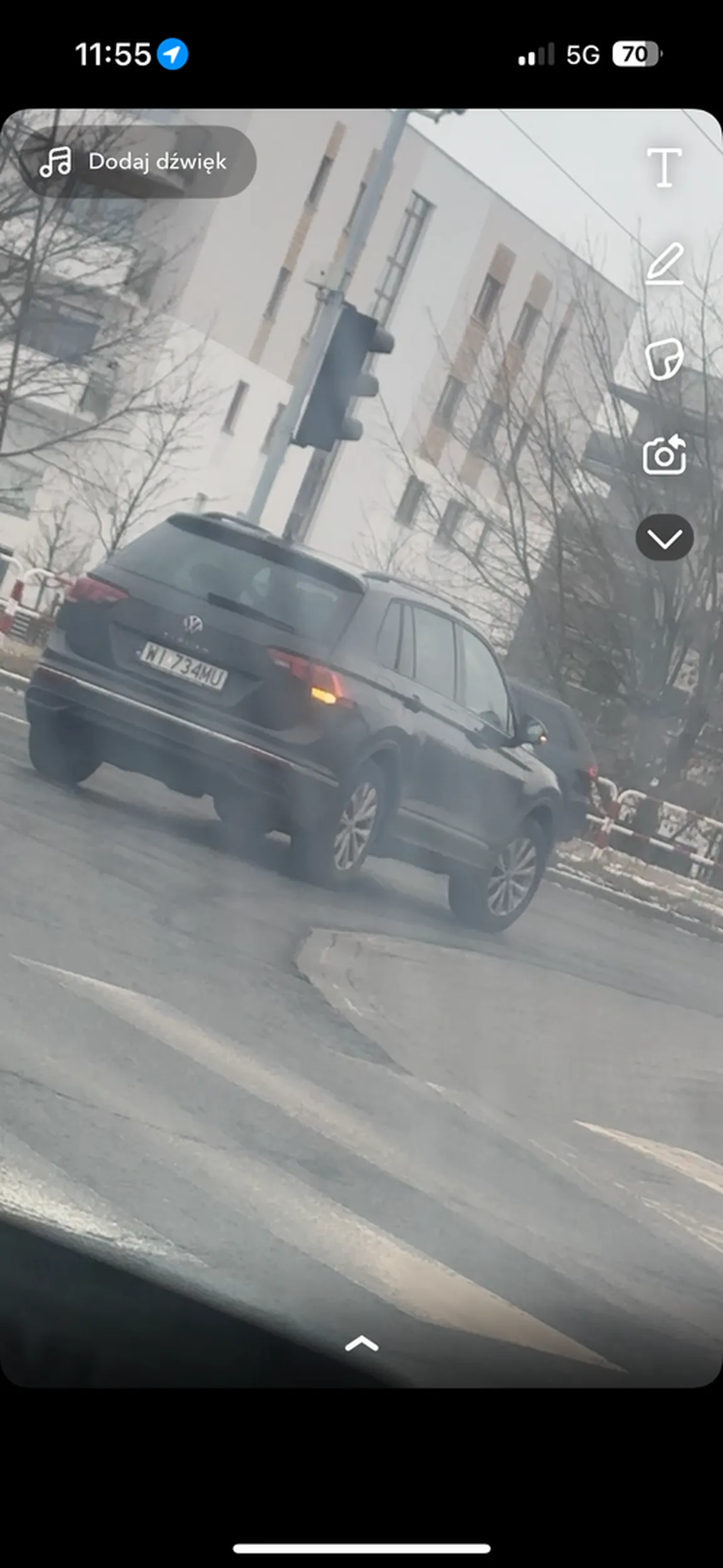 Proszę pani pas do skrętu w lewo służy jak sama nazwa wskazuje do skrętu w lewo, a nie do zatrzymywania ruchu i skrętu w prawo, sugeruje cofnąć się na naukę jazdy bądź odłożyć telefon i szminkę w trakcie jazdy