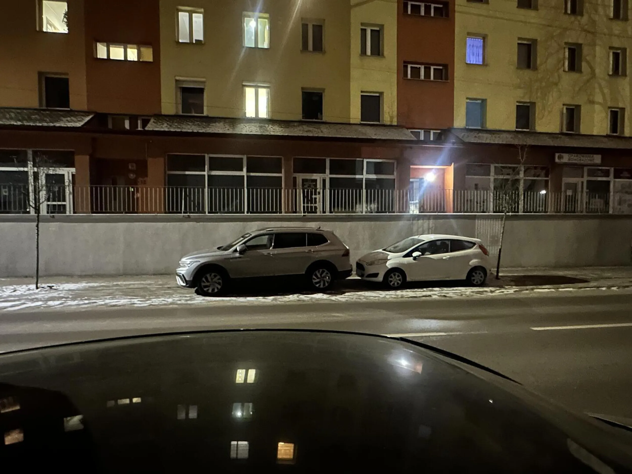 Super że ma Pan/i kamerę cofania, ale dobrze byłoby się przy okazji nauczyć parkować z głową…