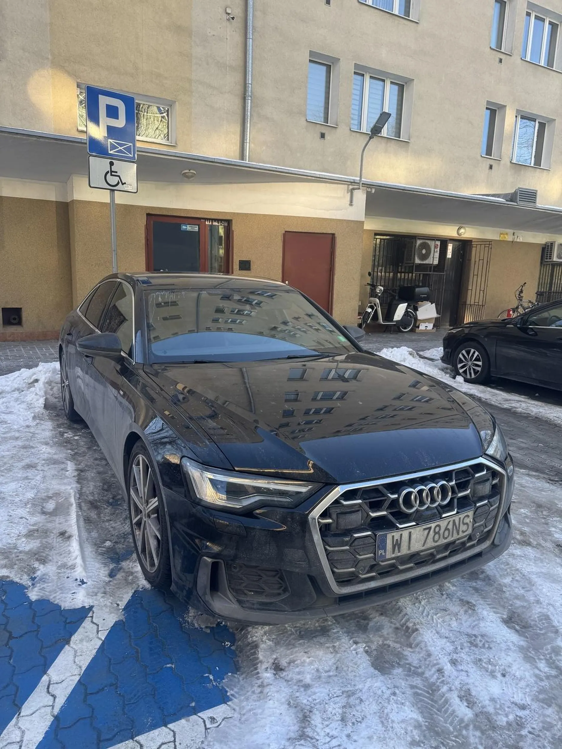 Pojazd na kopercie dla osób niepełnosprawnych bez identyfikatora na drodze wewnętrznej znak B-5 wjazd tylko z kartą mieszkańca