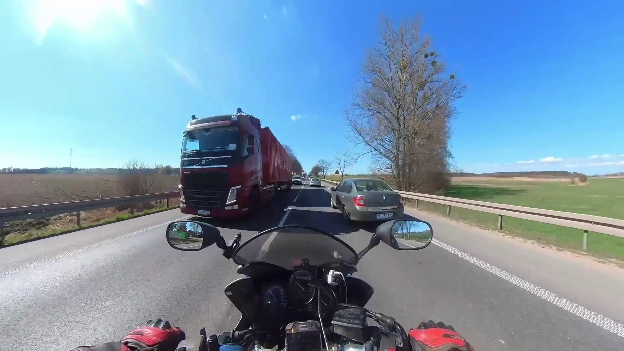 Uprzejmy kierowca - robi miejsce motocyklistom. Dziękuję i LwG!