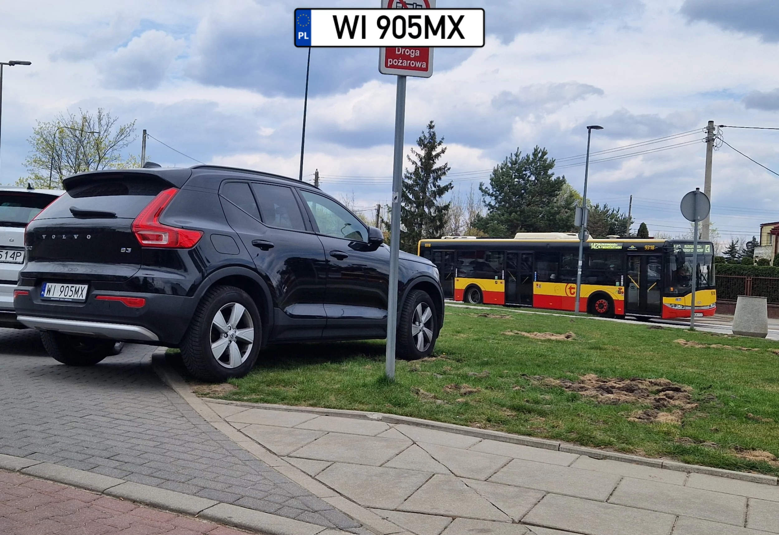 Parking na 100 aut. Z 30 wolnych ale on musi nie dość że na trawie to na wjeździe. Fakt że nie zastawia przynajmniej.