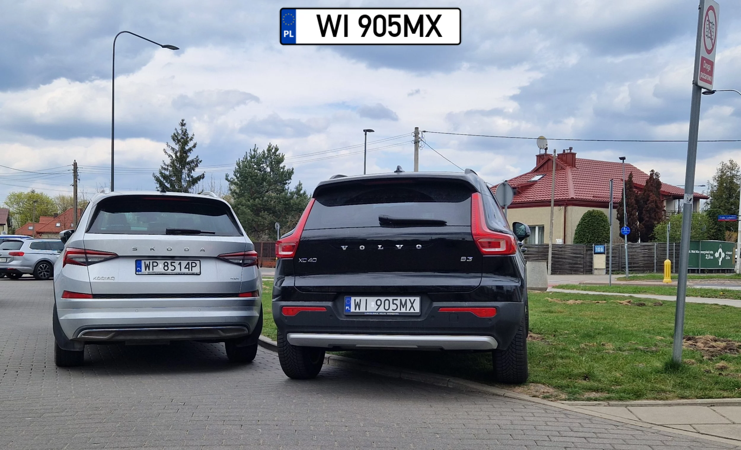 Parking na 100 aut. Z 30 wolnych ale on musi nie dość że na trawie to na wjeździe. Fakt że nie zastawia przynajmniej.