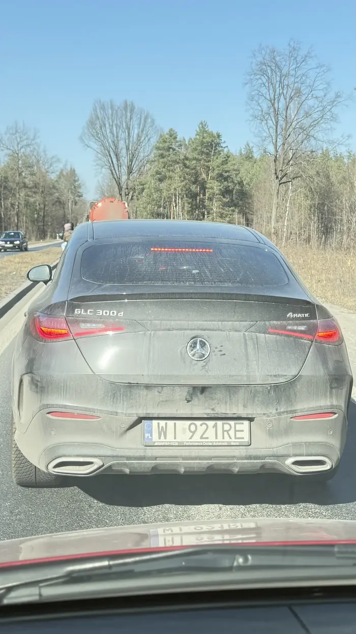 Kupił Mercedesa na leasing i jazda na suwak już nie obowiązuje i nie wpuszcza aut