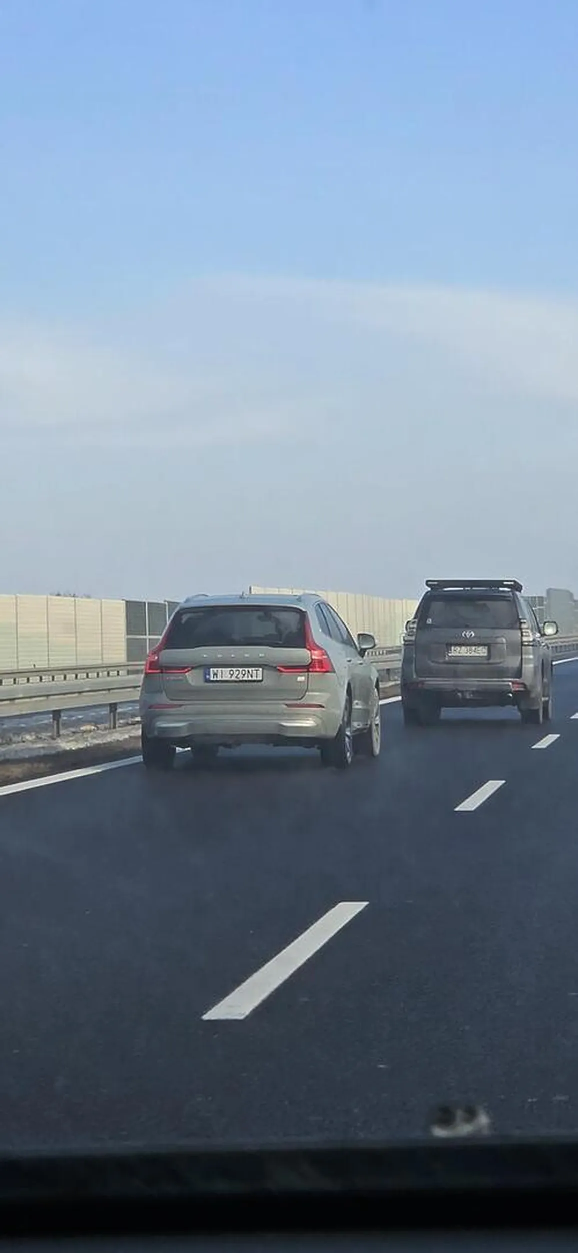 Gościu +50yo na A4 siedzi na odcinku Kraków Tarnów siedzi na zderzakach różnych pojazdów, miga długimi i powoduje niebezpieczne sytuacje, na połowie odcinka była widoczność 100m w mgle i auto w rowie, które też mijał :) Filmik nagrany przez pasażera leci na Polska Policja chamie