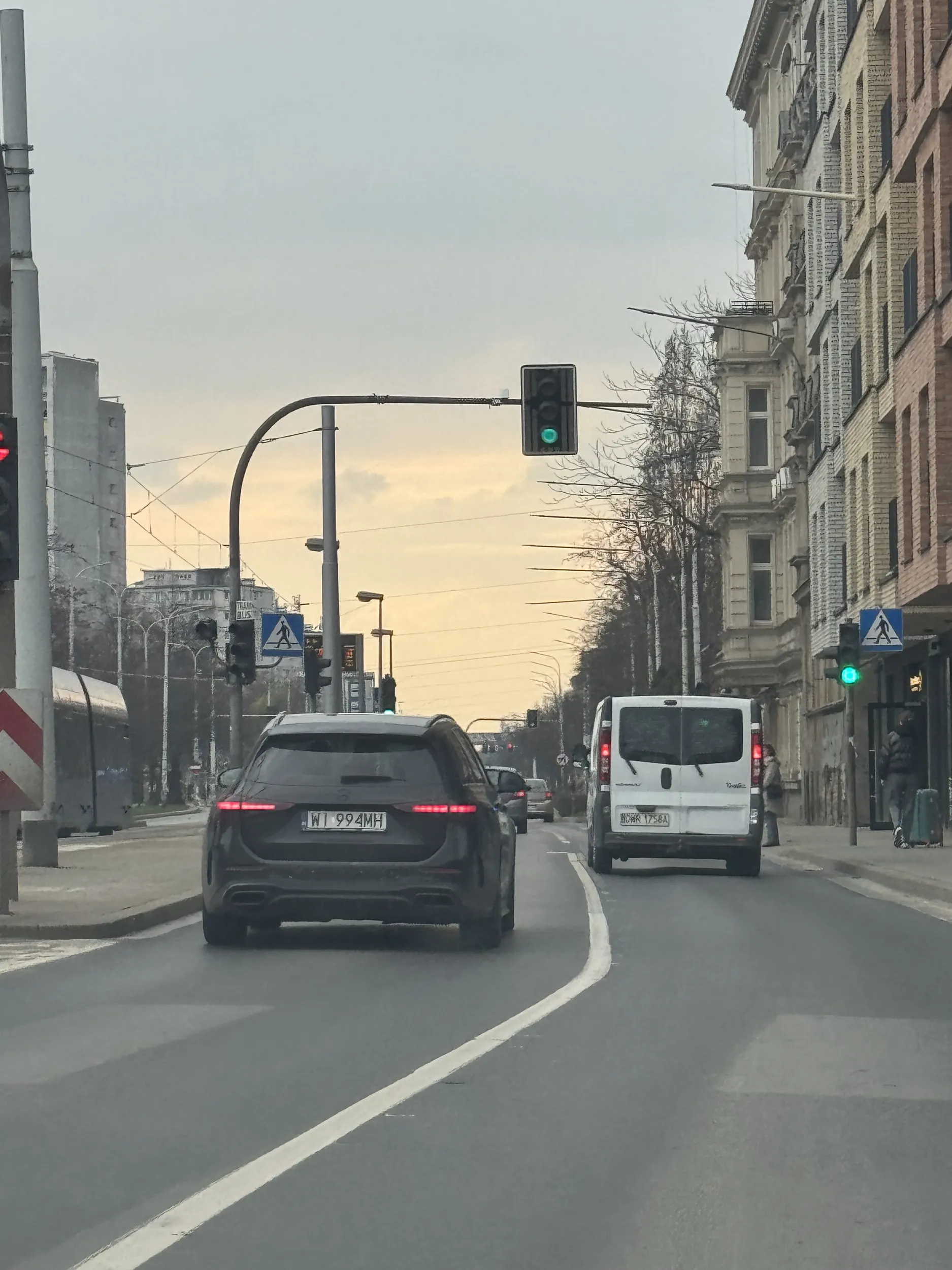 Kierowca specjalnie zachamował mi przed zderzakiem, uzywajac ciagle telefonu uwazajcie na niego moze byc nacpany lub pijany