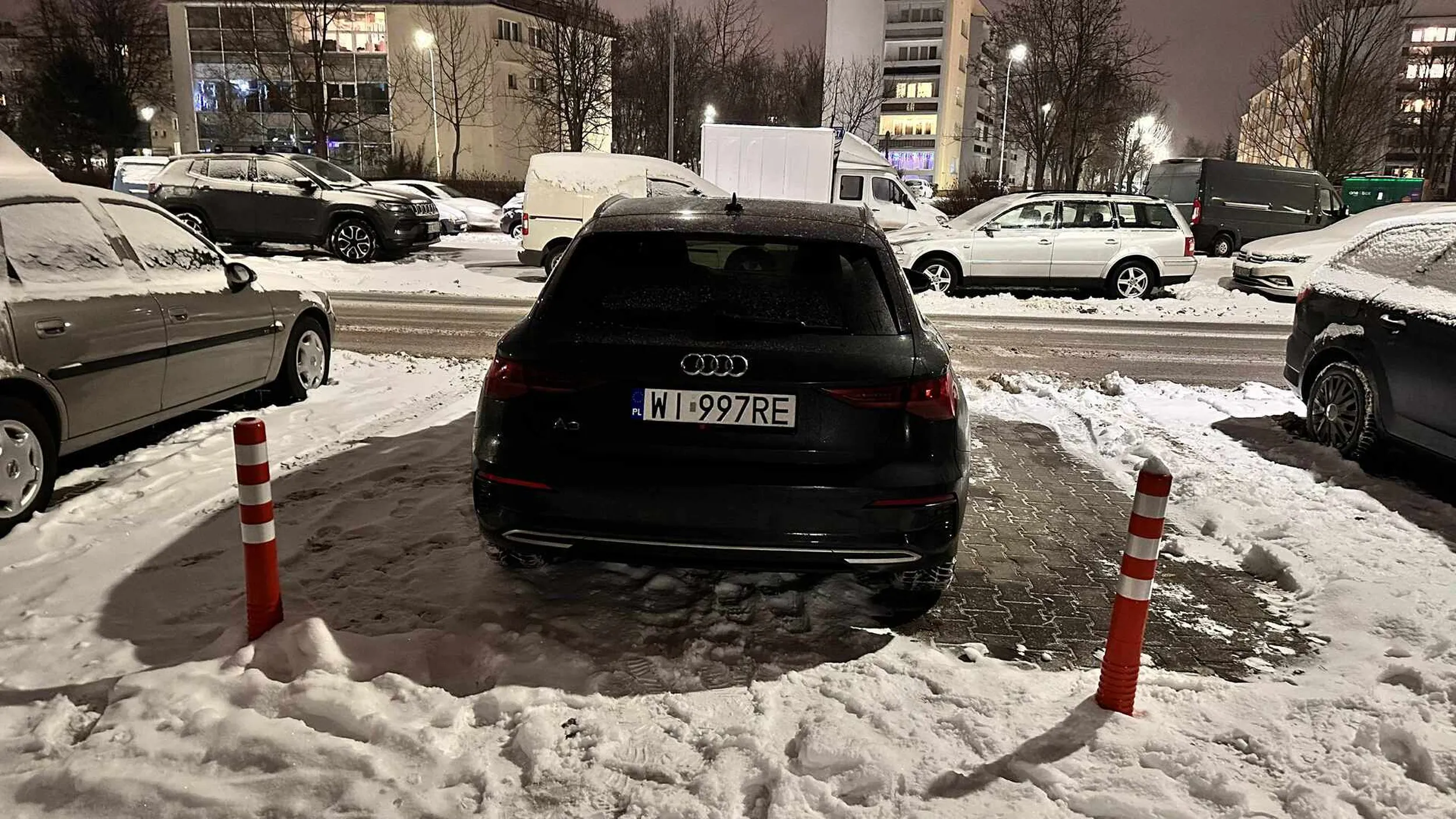 Dla upośledzonej idiotki z Audi to nawet dwa miejsca nie wystarczają, nie pozdrawiam, IQ ameby