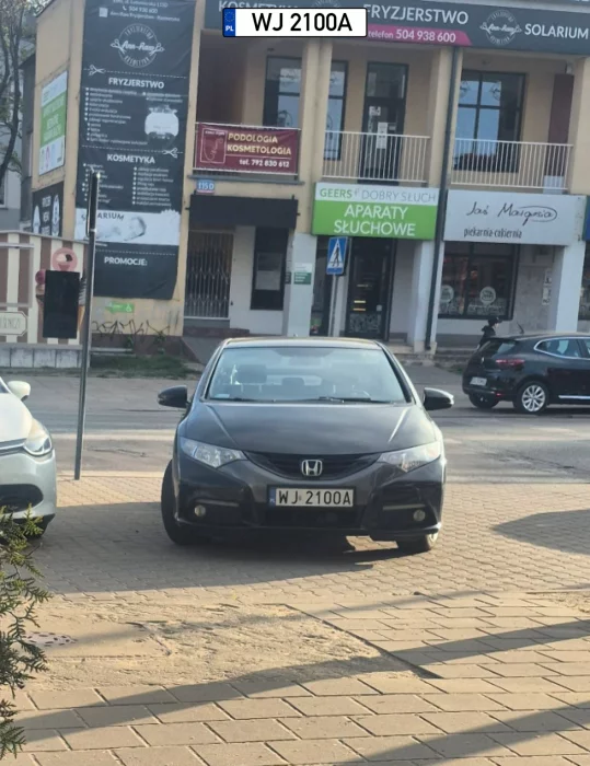 Wzrok kiepski i słuch też skoro zaparkował pod "aparaty słuchowe"