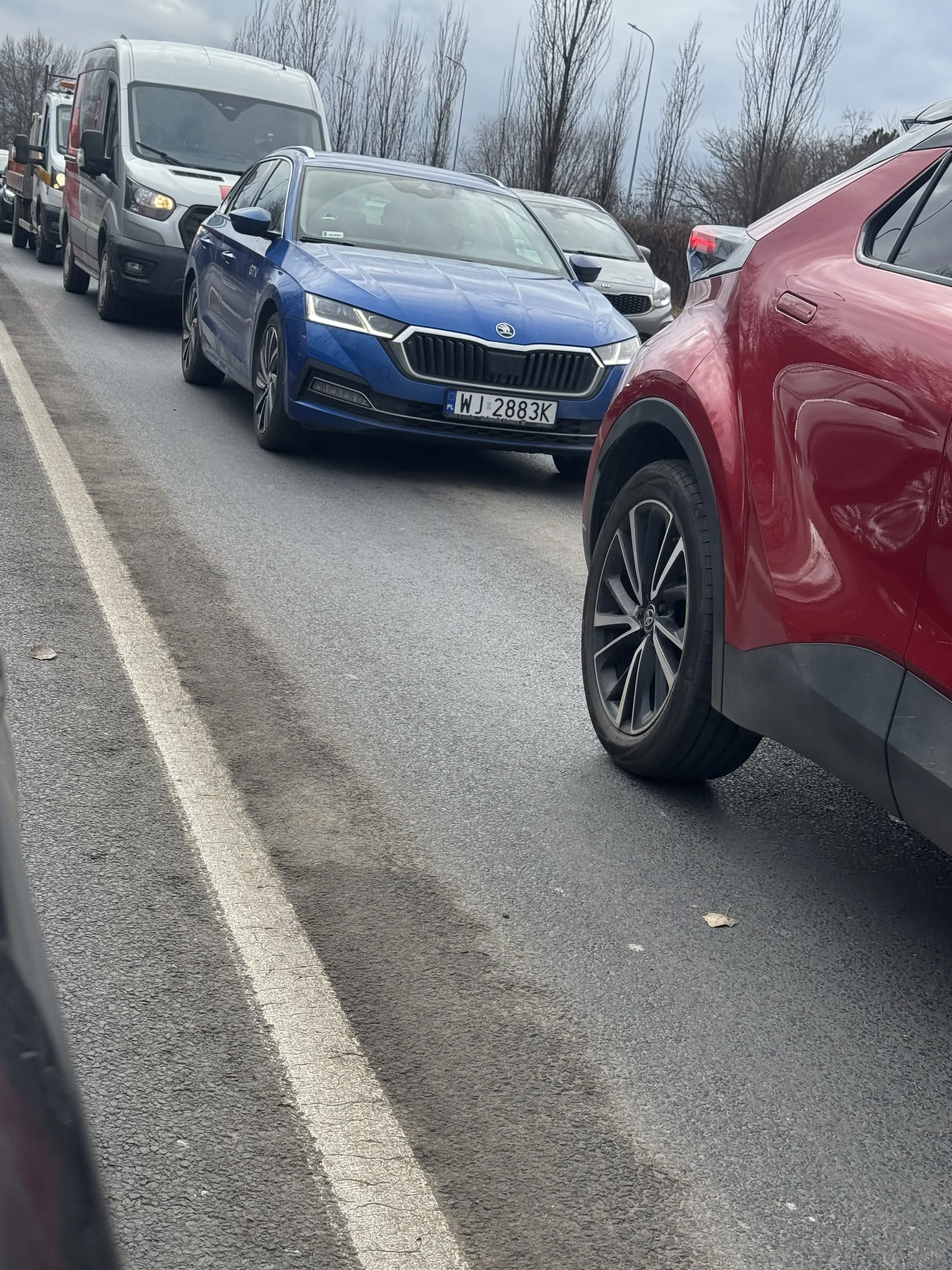 Czlowieku nie jestes sam na drodze jedziesz wolno spowalniasz innych i masz odstep na 5 km