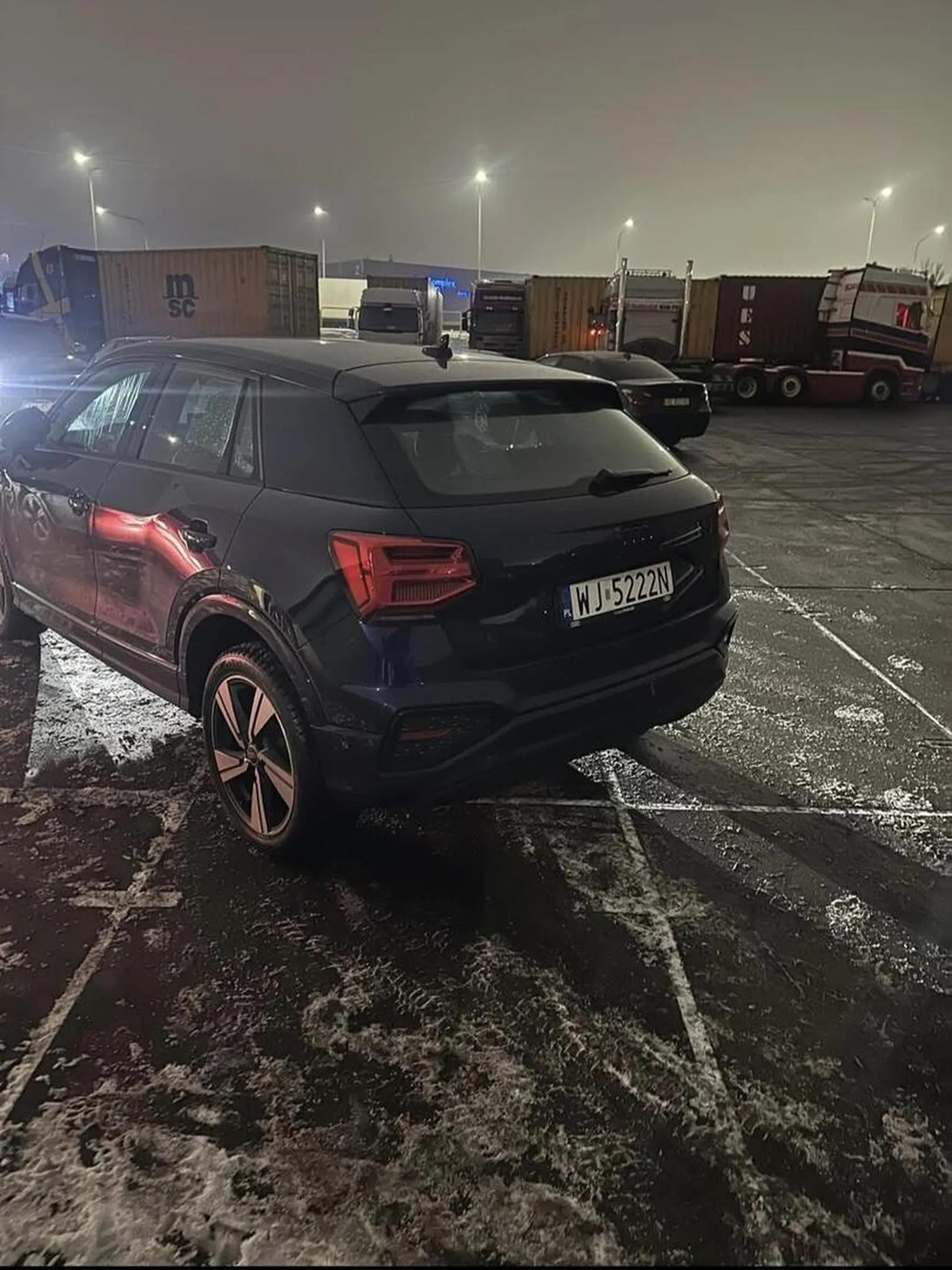 Kierowca pojazdu marki OOOO nie potrafi zaparkować w miejscu parkingowym, do tego blokuje wyjazd innym pojazdom silnikowym nie pozdrawiam kierowcy tego dyliżansu