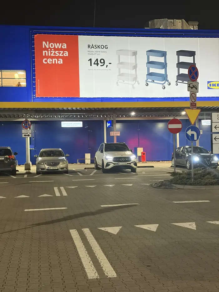 Piękne parkowanie na 2 miejscach.