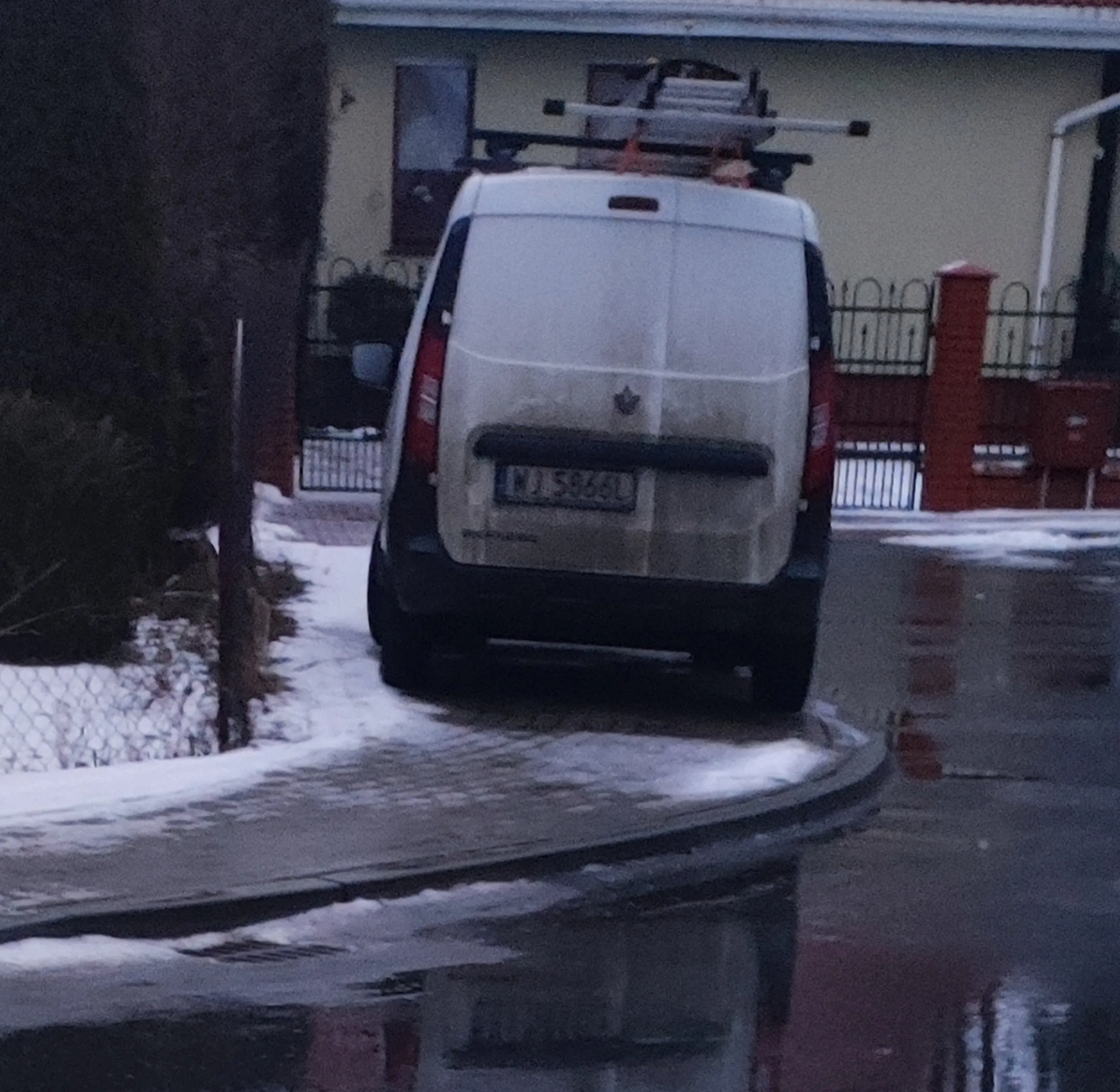 Sytuacja od lat się nie zmienia. Ten kierowca parkuje nadal na całej szerokości chodnika.