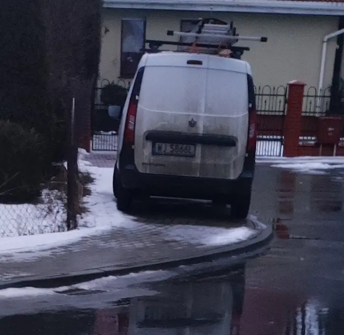 Sytuacja od lat się nie zmienia. Ten kierowca parkuje nadal na całej szerokości chodnika.