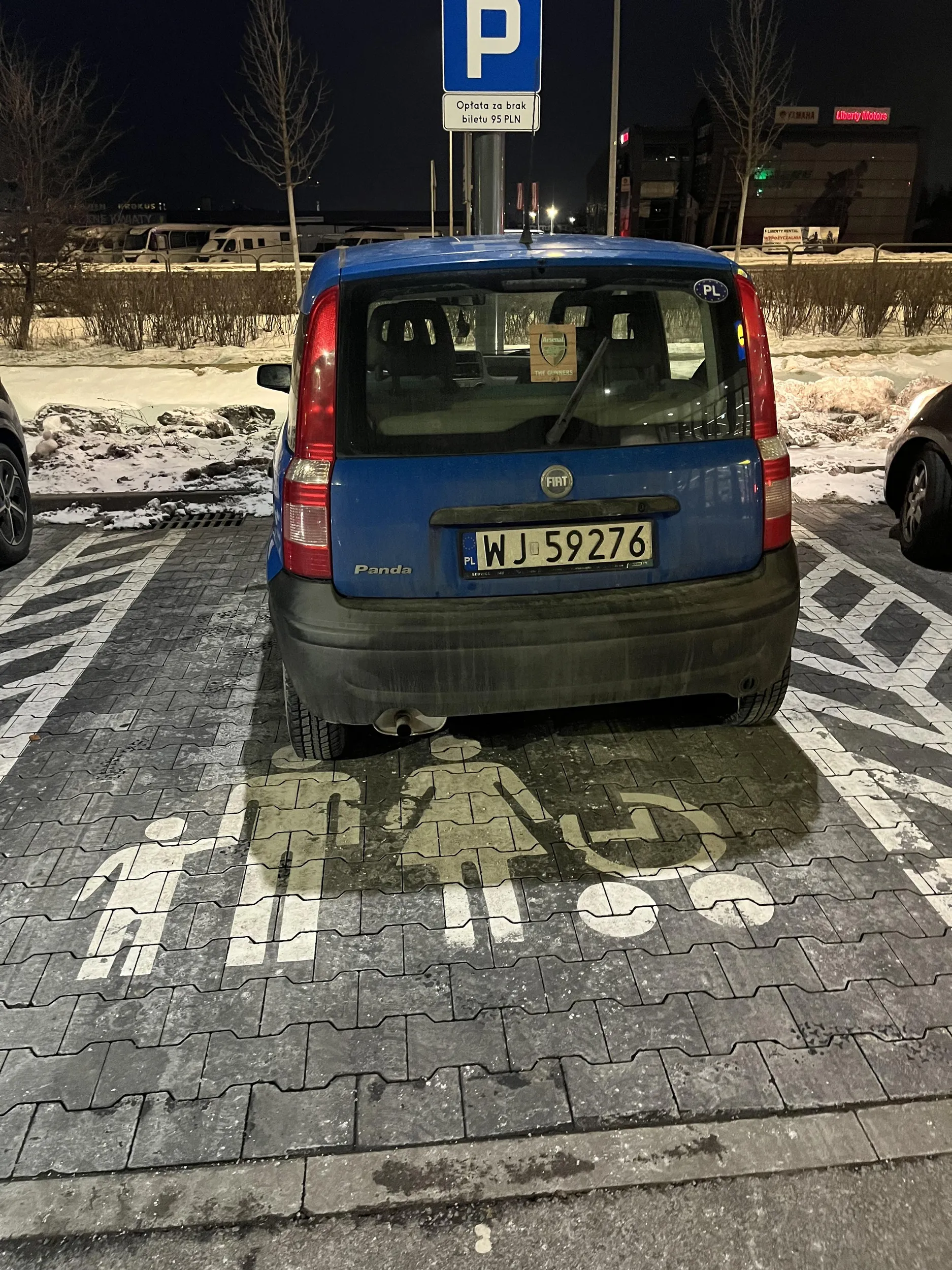 Kierujący zaparkował na miejscu dla rodziny, na zwrócenie uwagi, że zablokował miejsce a jest sam odpowiedział „wiem,wiem”. Beton.