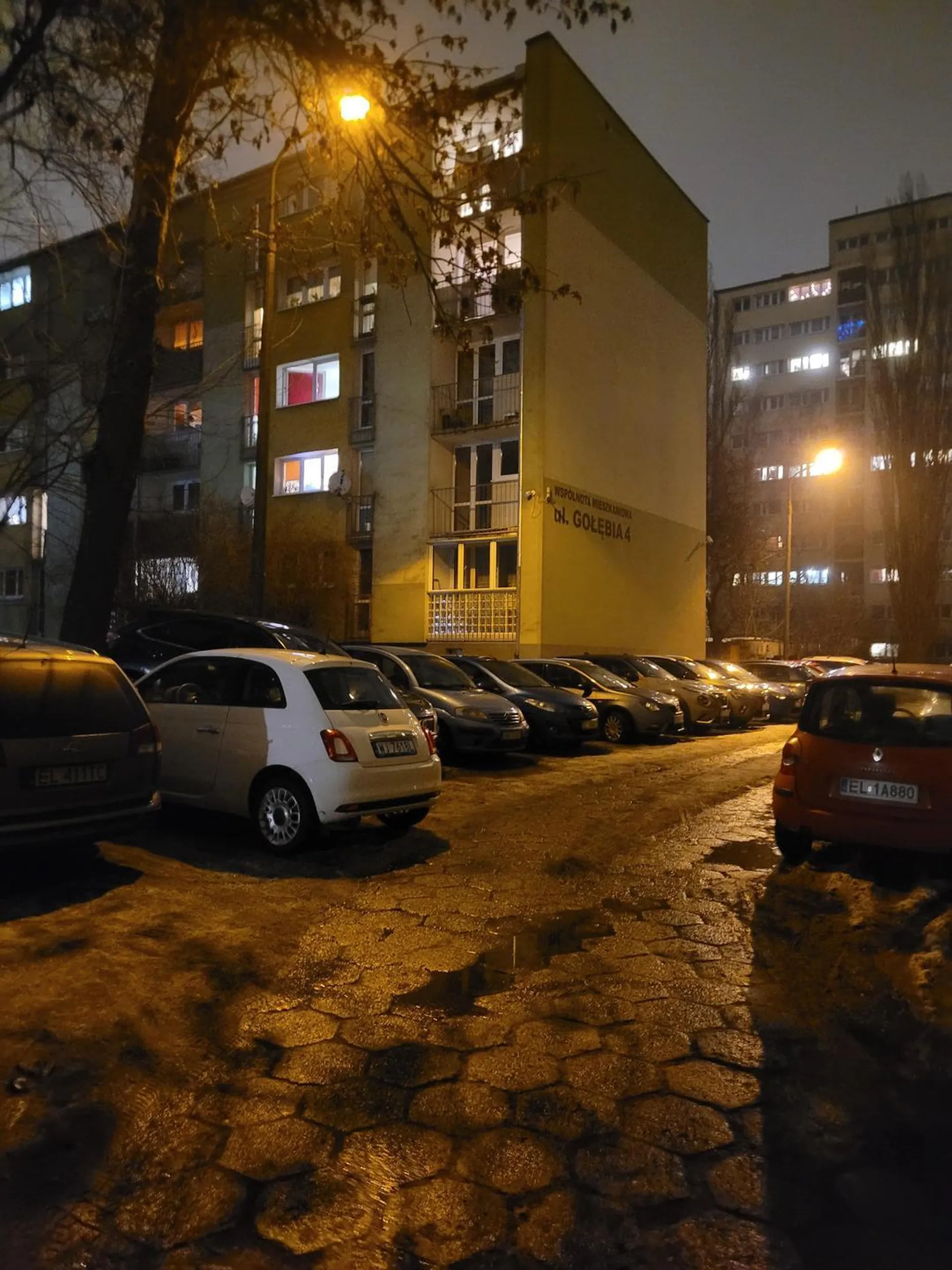 Parkuje w środku drogi