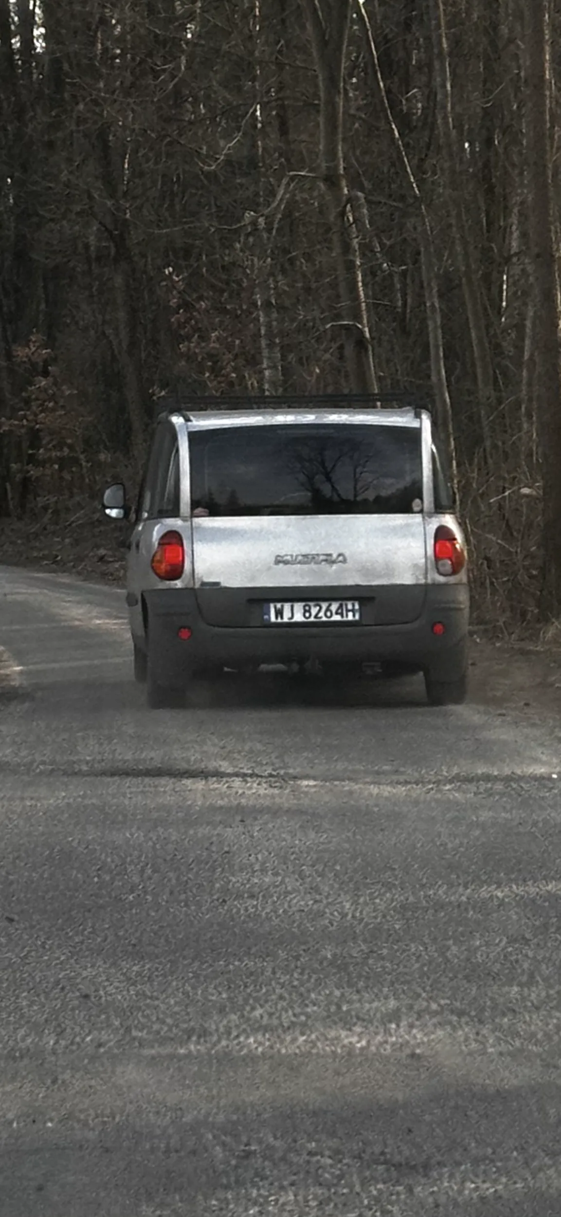 Notorycznie za każdym razem jeździ bardzo szybko w zabudowaniach, gdzie chodzą dzieci i zwierzęta. Strzel się chłopie w łeb i jebnij najlepiej w drzewo tym paskudztwem.