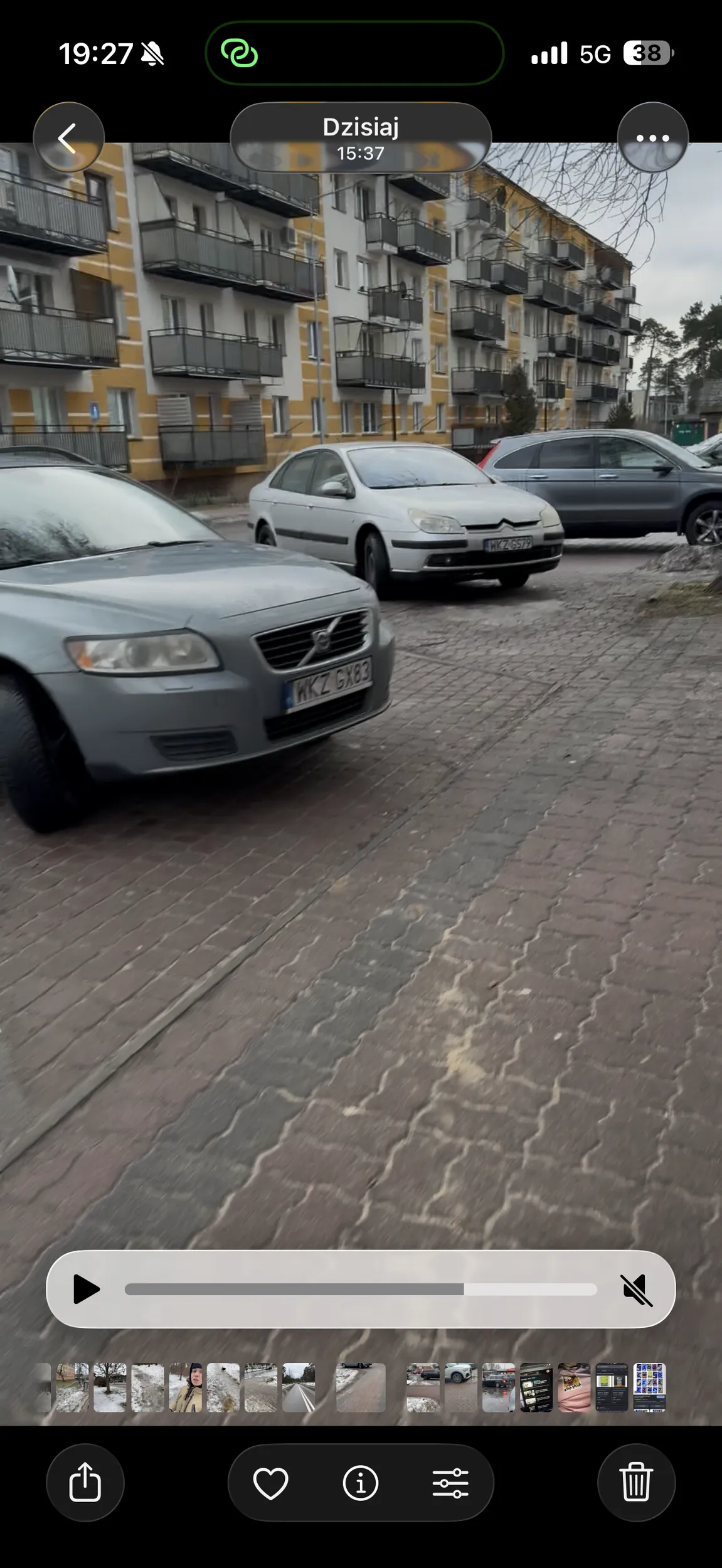 Dobrze że nie podjechali pod sam sklep, ja rozumiem że miejsce zamieszkania, ale to nie obowiązuje do parkowania na chodniku, gdzie jest przejście