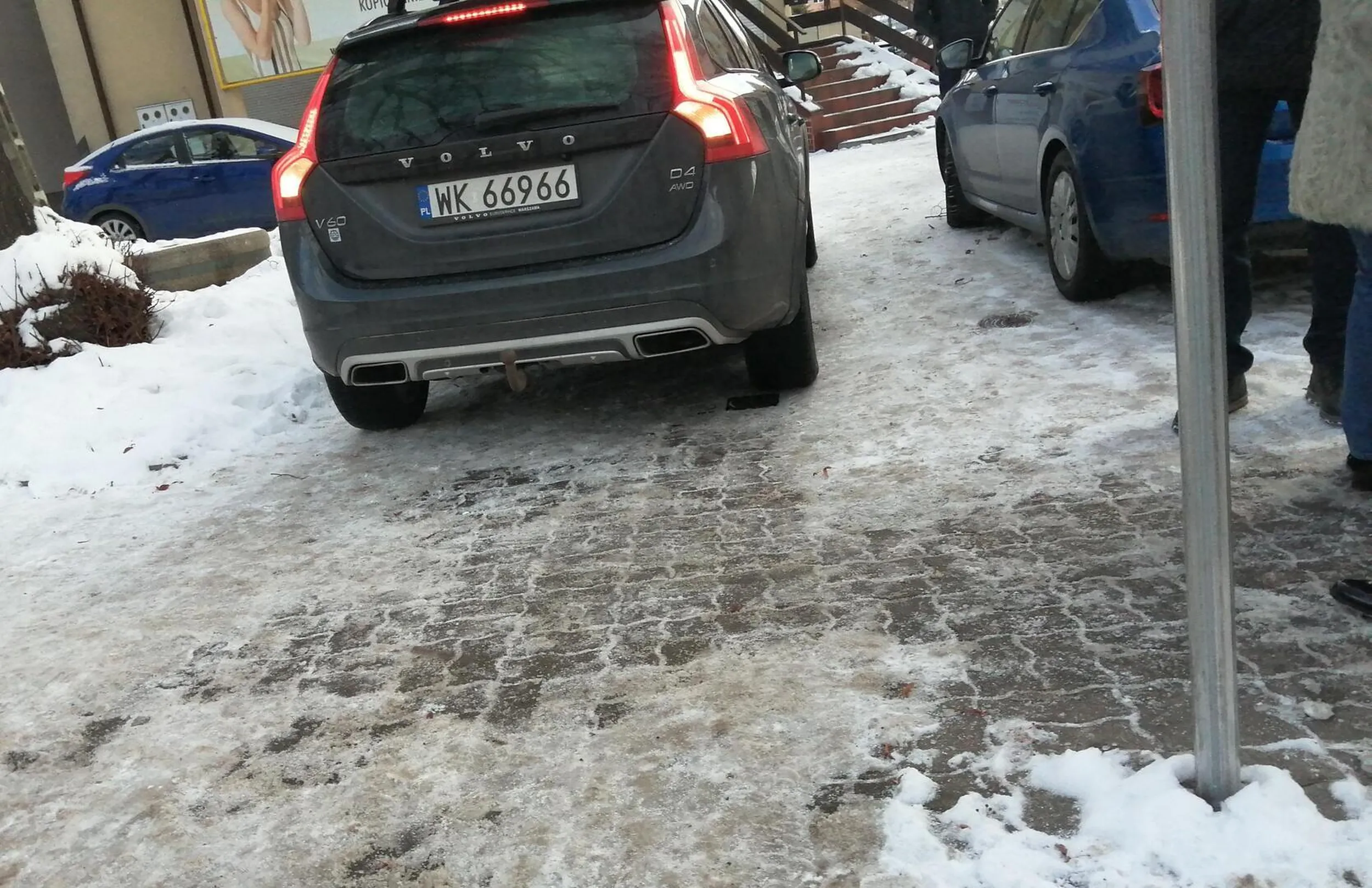 Ul. Rynkowa w Warszawie. Jadąc na mszę wjeżdża przez przejście dla pieszych na chodnik, przepycha pieszych, jedzie wzdłuż po chodniku