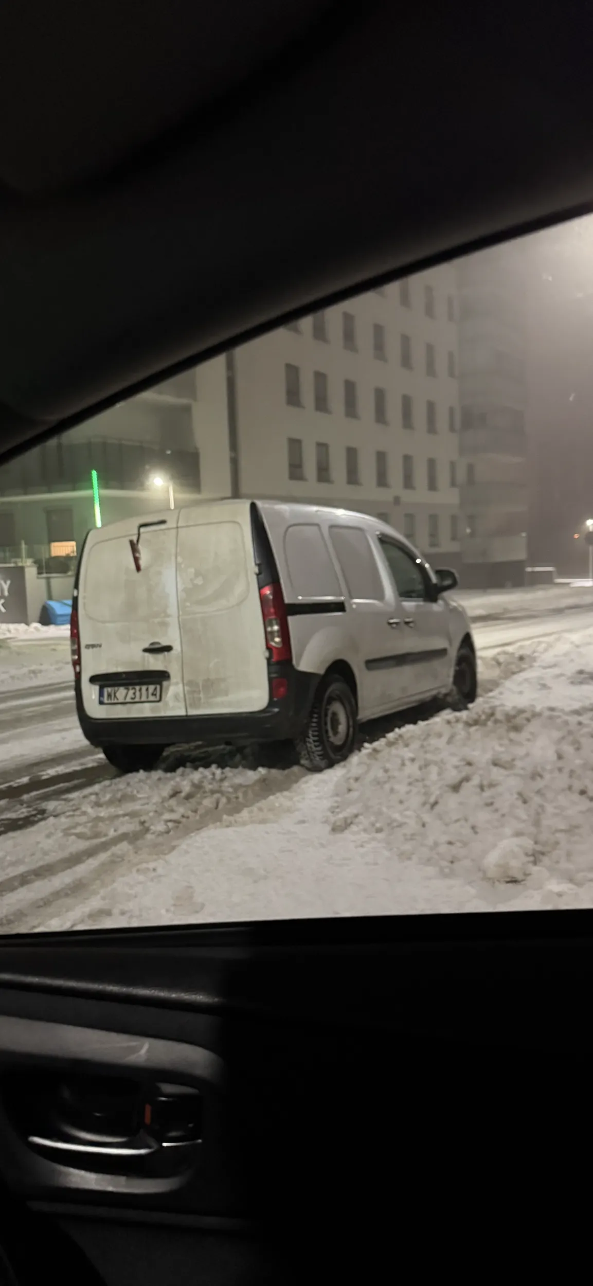 Nie wolno parkować na zakazie zatrzymania w Łomży ul. Zawadzka. Zgłaszam na policję.