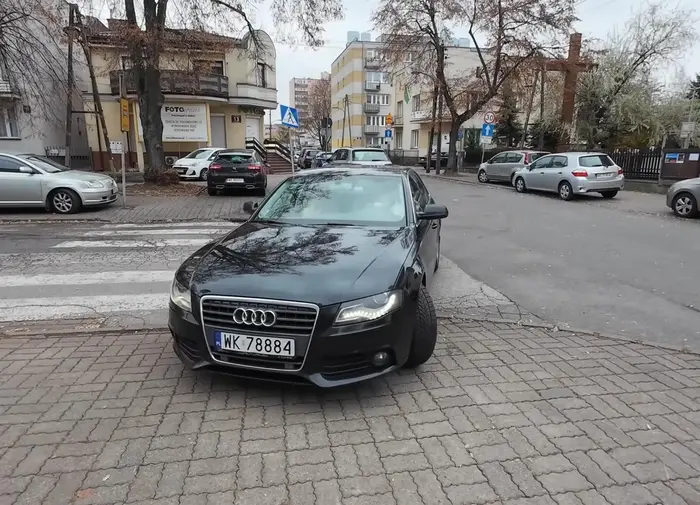 Wjeżdża na chodnik wzdłuż przejścia dla pieszych i jeszcze ma czelność trąbić na pieszego