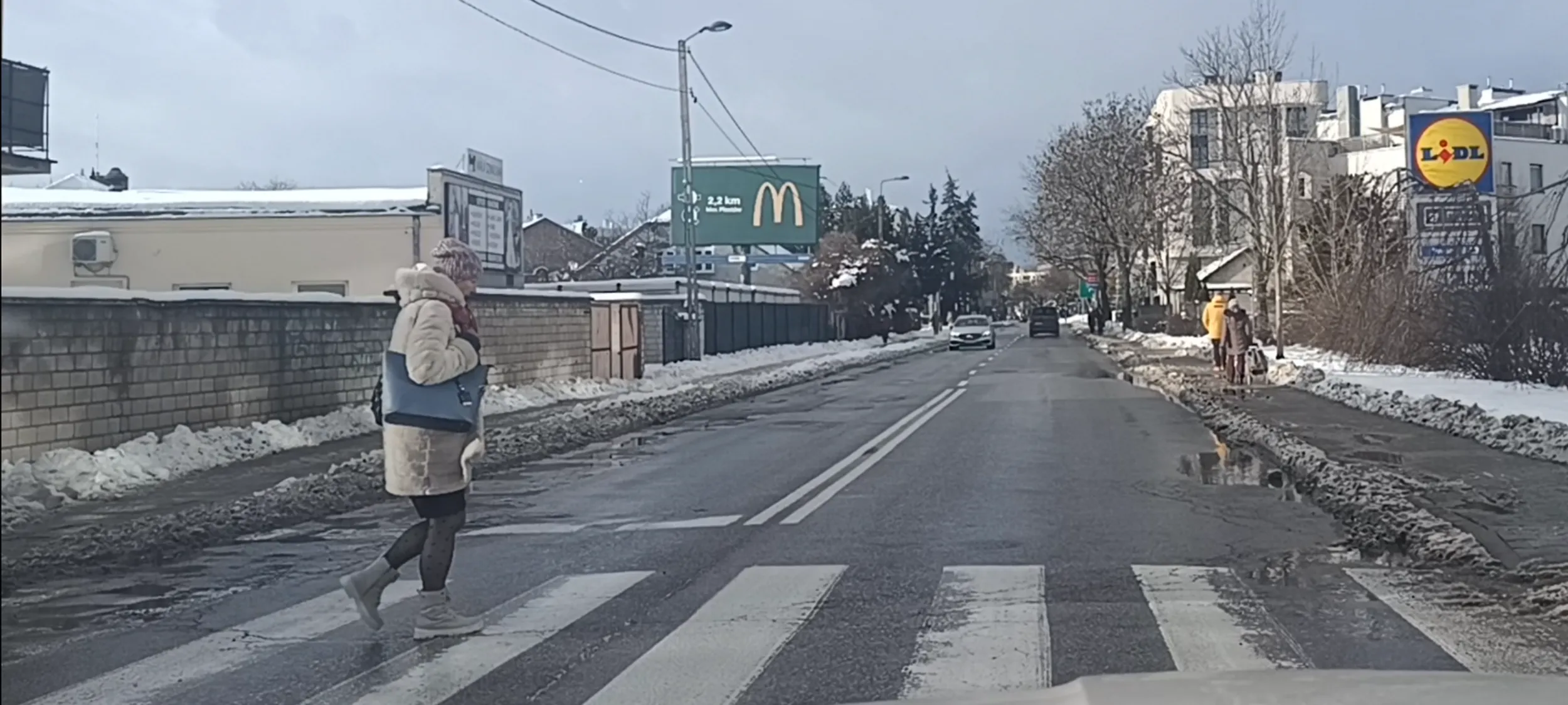 Bandyta drogowy nie ustępuje pierwszeństwa pieszemu na przejściu dla pieszych