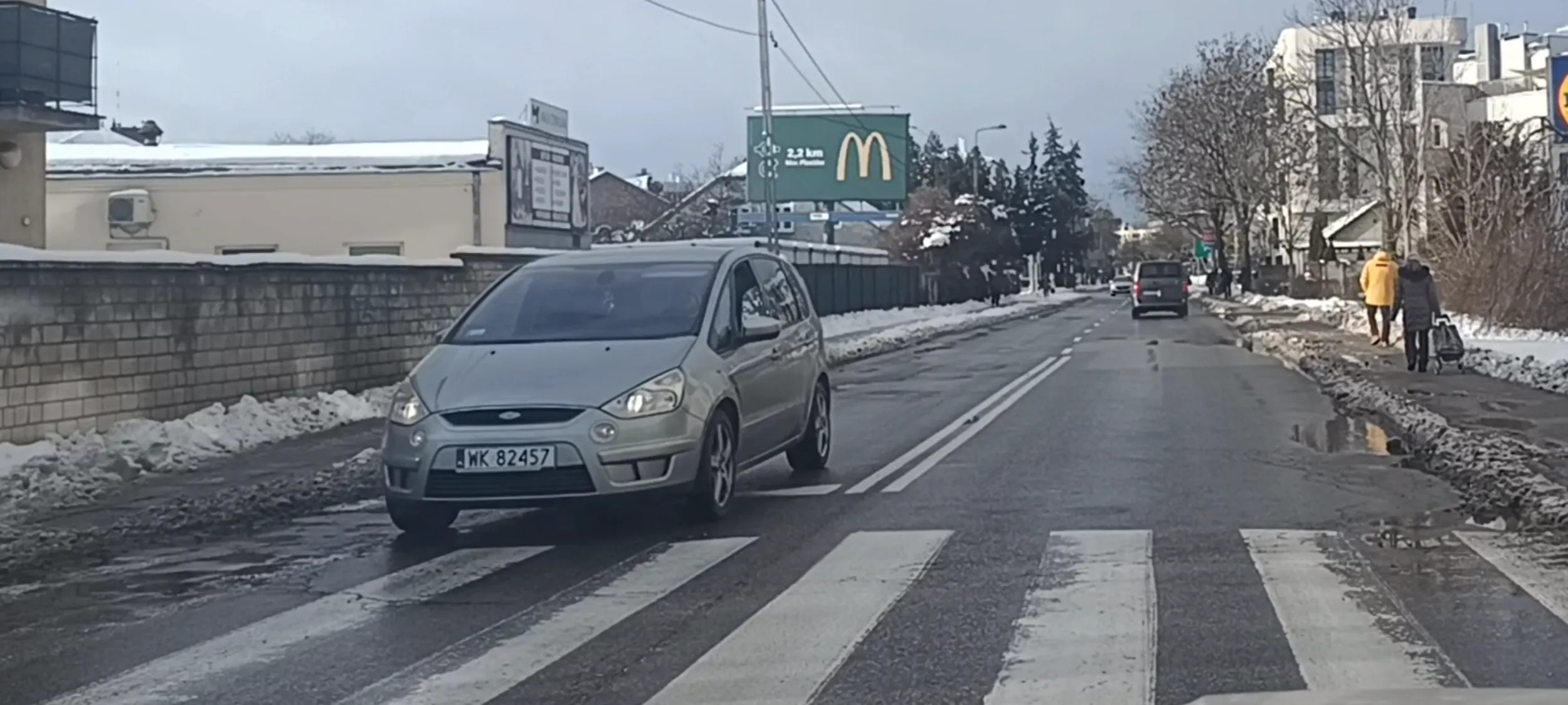 Bandyta drogowy nie ustępuje pierwszeństwa pieszemu na przejściu dla pieszych