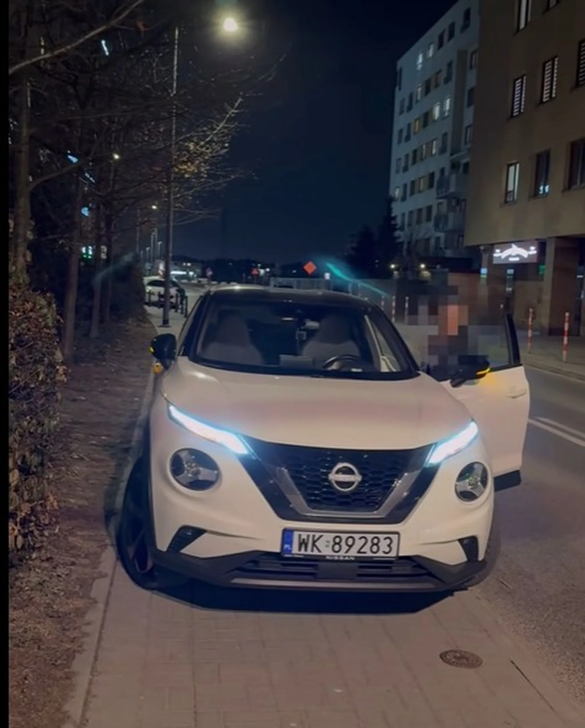 Pustak parkuje i zastawia cały chodnik.