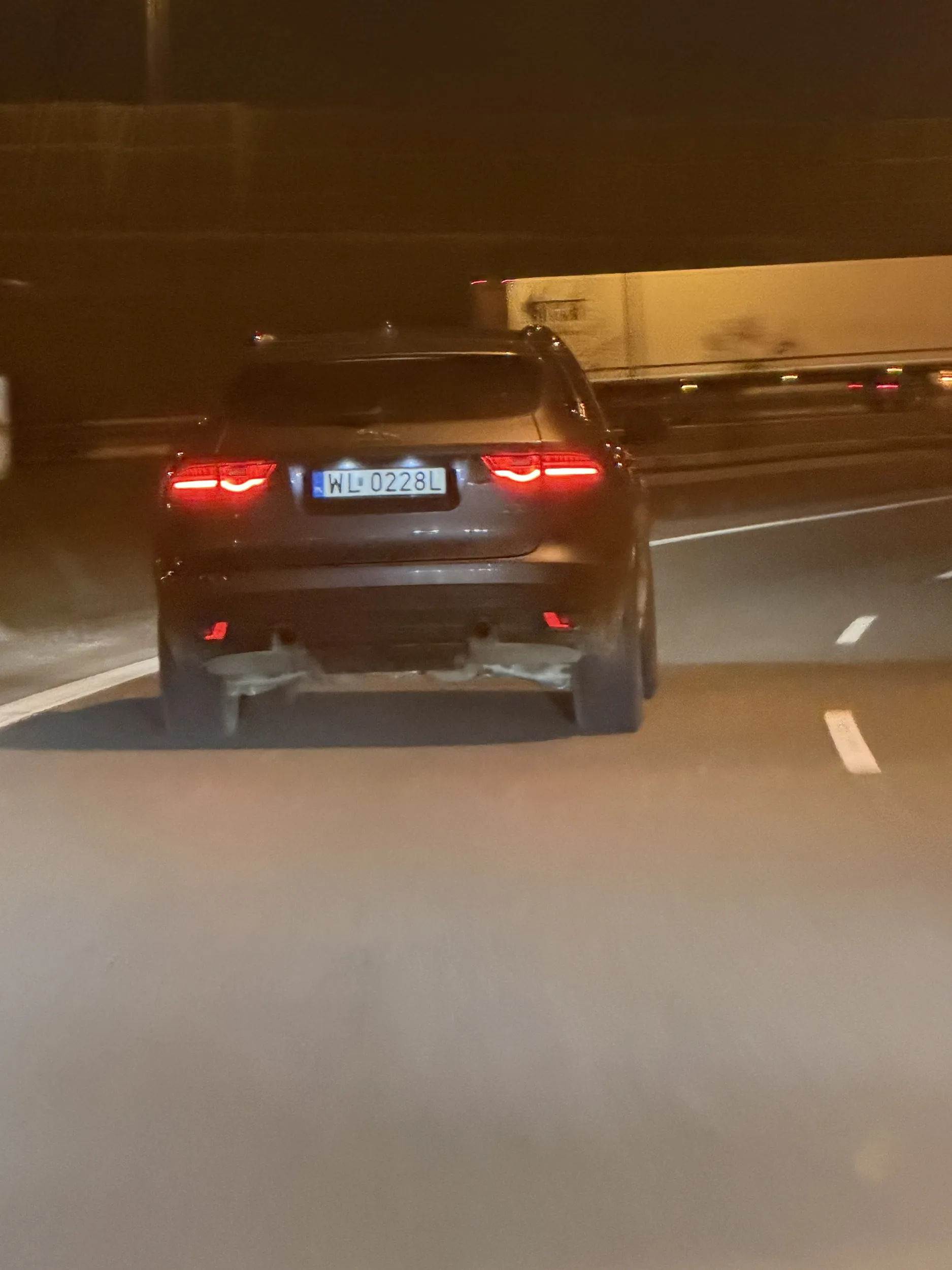 Jak tym facetom pozwala się jeździć po polskich drogach? Stanowią zagrożenie dla czyjegoś życia. Naprawdę agresywni ludzie.