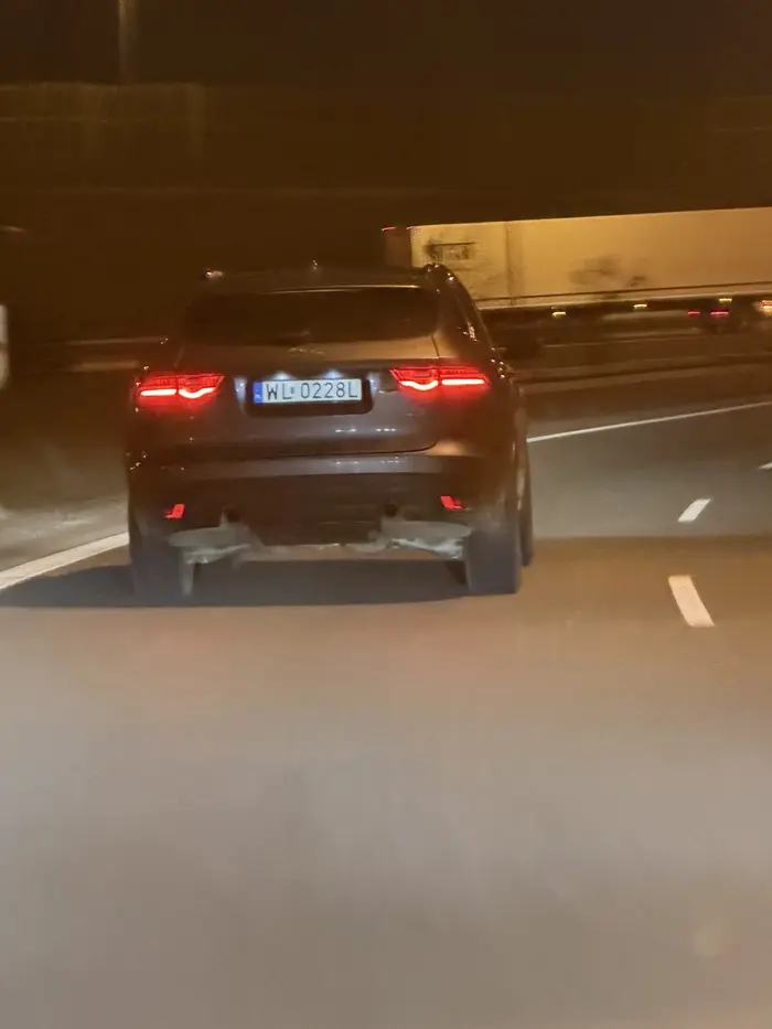 Jak tym facetom pozwala się jeździć po polskich drogach? Stanowią zagrożenie dla czyjegoś życia. Naprawdę agresywni ludzie.