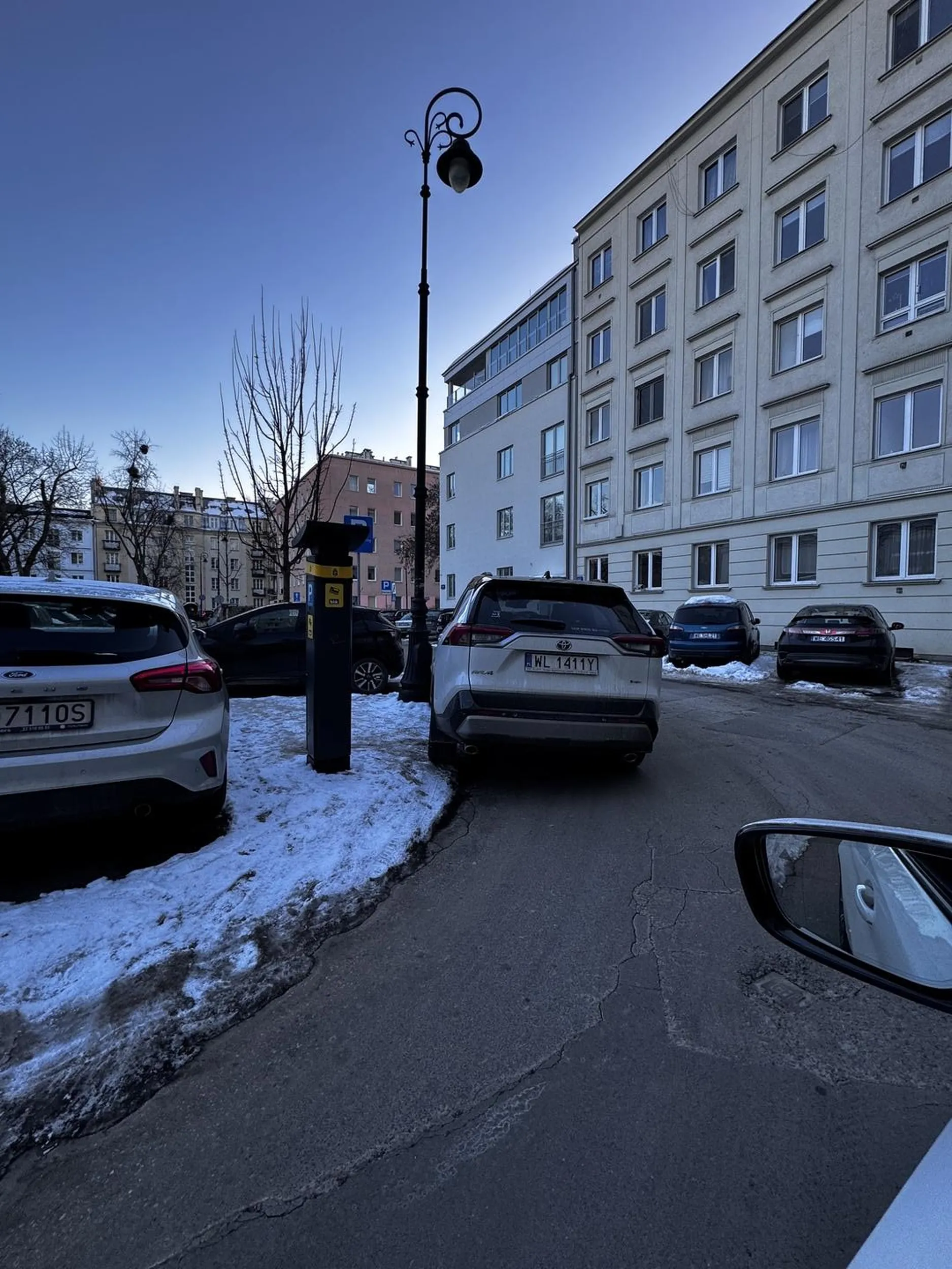 Chamie, nie parkuj na skrzyżowaniu ?