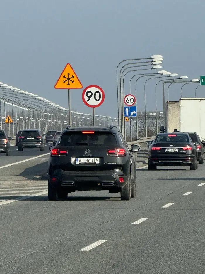 Jedzie jak postrzelona, trąbi i zajeżdża drogę. Bardzo jej się chyba śpieszy do specjalisty. Pokazuje palce ale niestety ma bardzo powykrzywiane i nie wiem finalnie który mi pokazała.