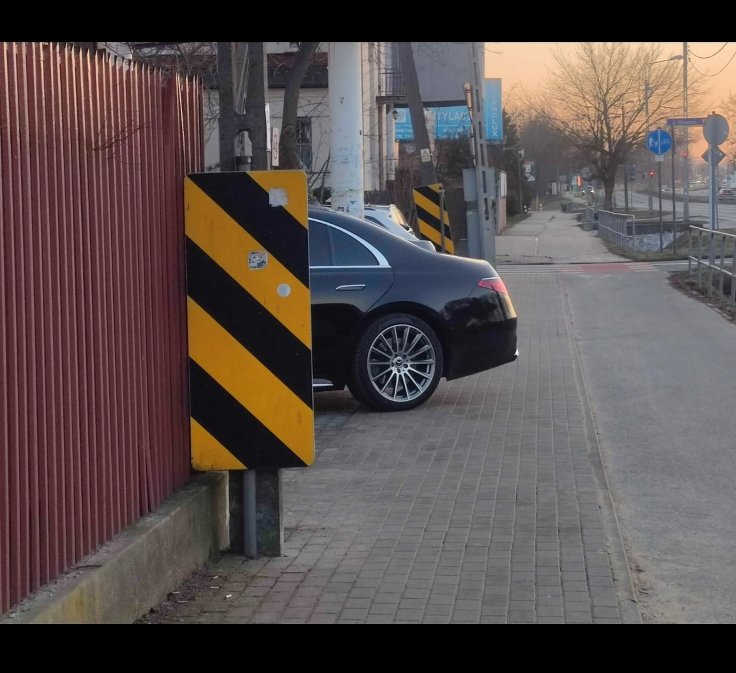 Pod nosem wspaniałej polsko-raszyńskiej policji. Widzę że kierowca z niego doskonały. Ja dość że czuję królem szosy to i królem chodnika także