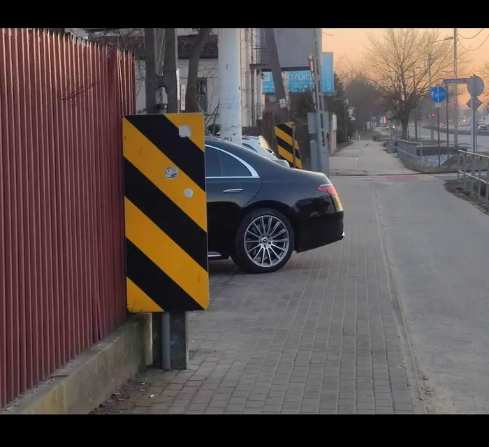 Pod nosem wspaniałej polsko-raszyńskiej policji. Widzę że kierowca z niego doskonały. Ja dość że czuję królem szosy to i królem chodnika także