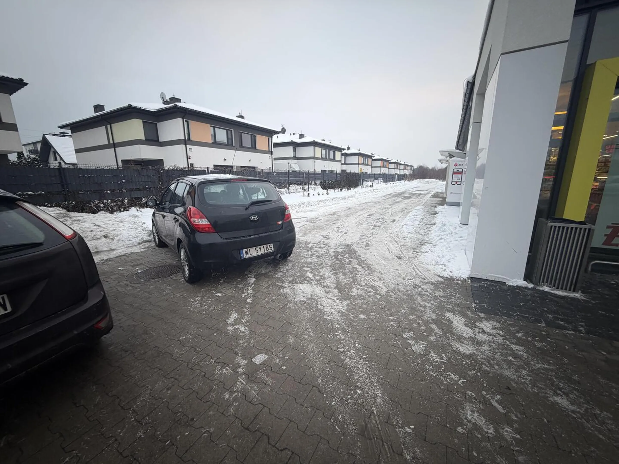 Droga dojazdowa pod sklepem nie jest parkingiem!!!