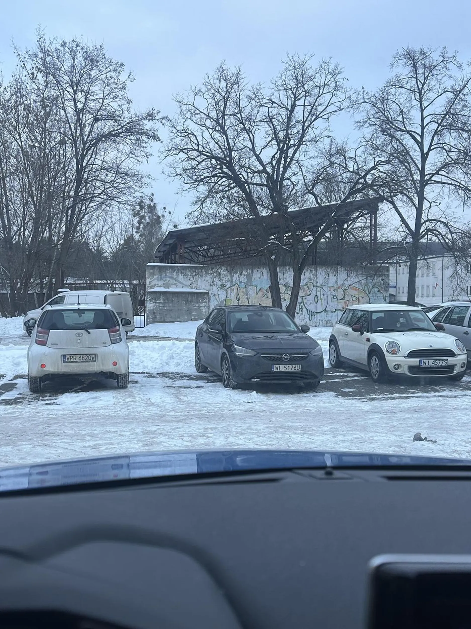 Dzisiaj zajął dwa miejsca parkingowe tym pierdem.
