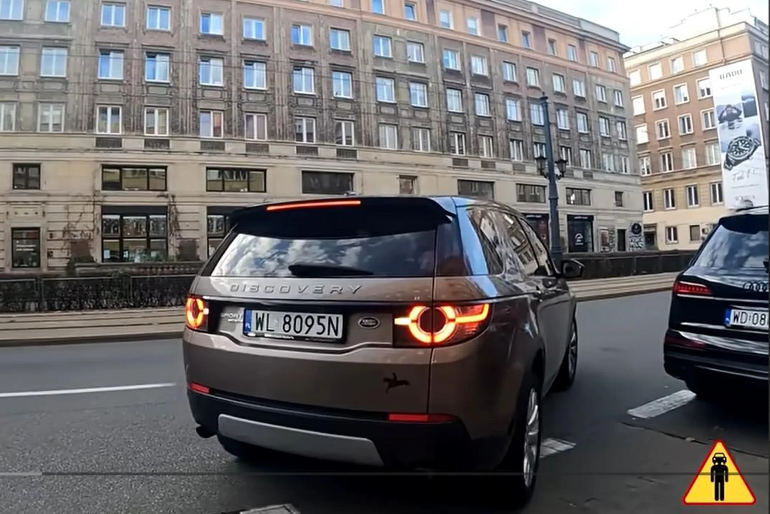 Pustak parkuje na przystanku.