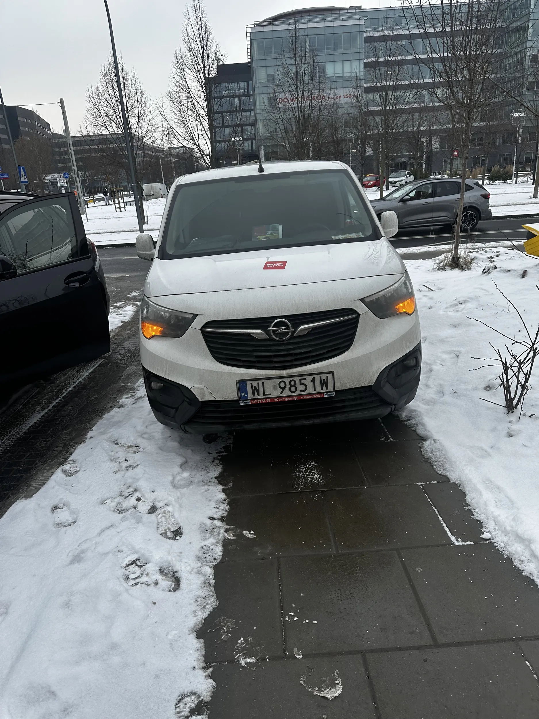 Tak parkują kurierzy Orlen Paczka, tłumaczenie jak zwykle że nie ma gdzie parkować.