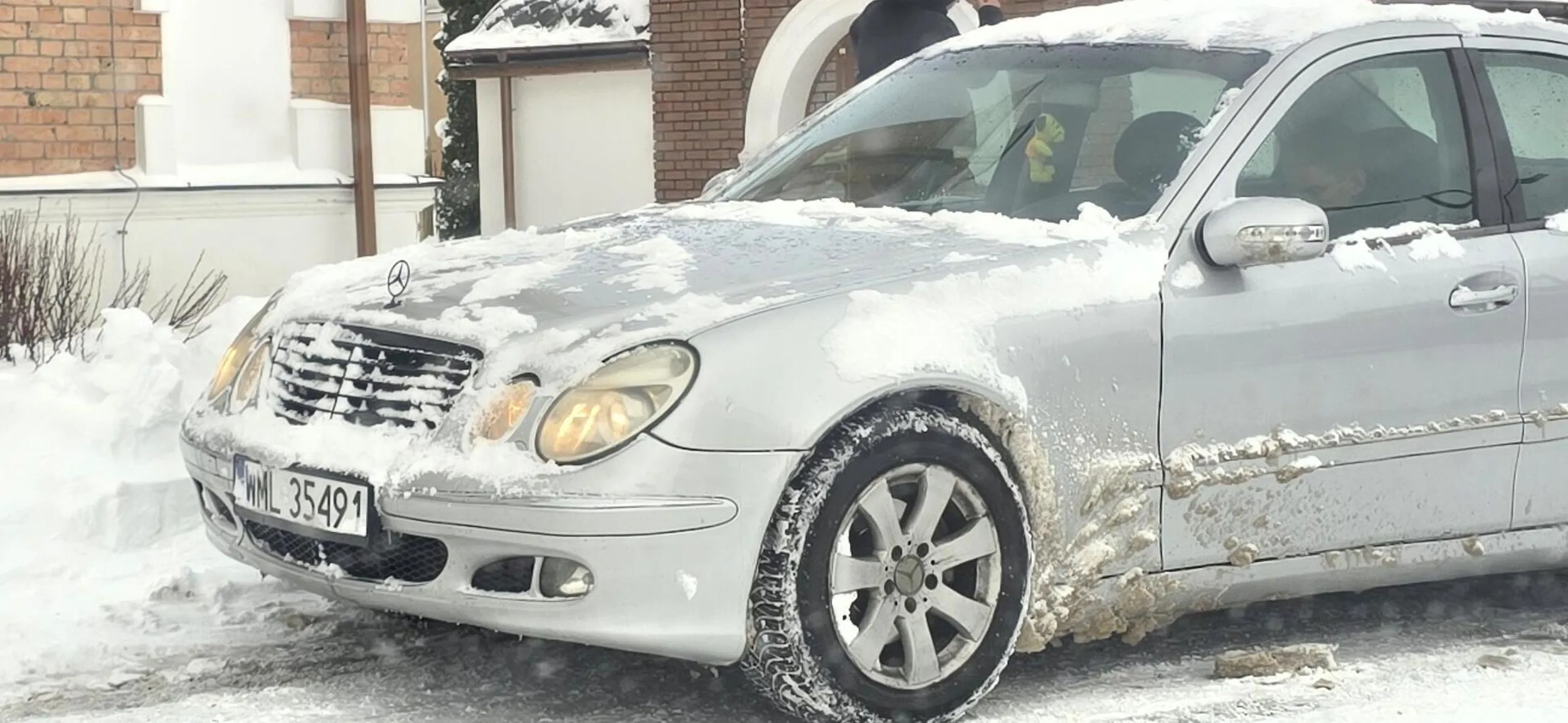Stanął na środku wjazdu na parking A miejsca było dużo. Widać że twarz nie grzesząca rozumem. IQ buraka