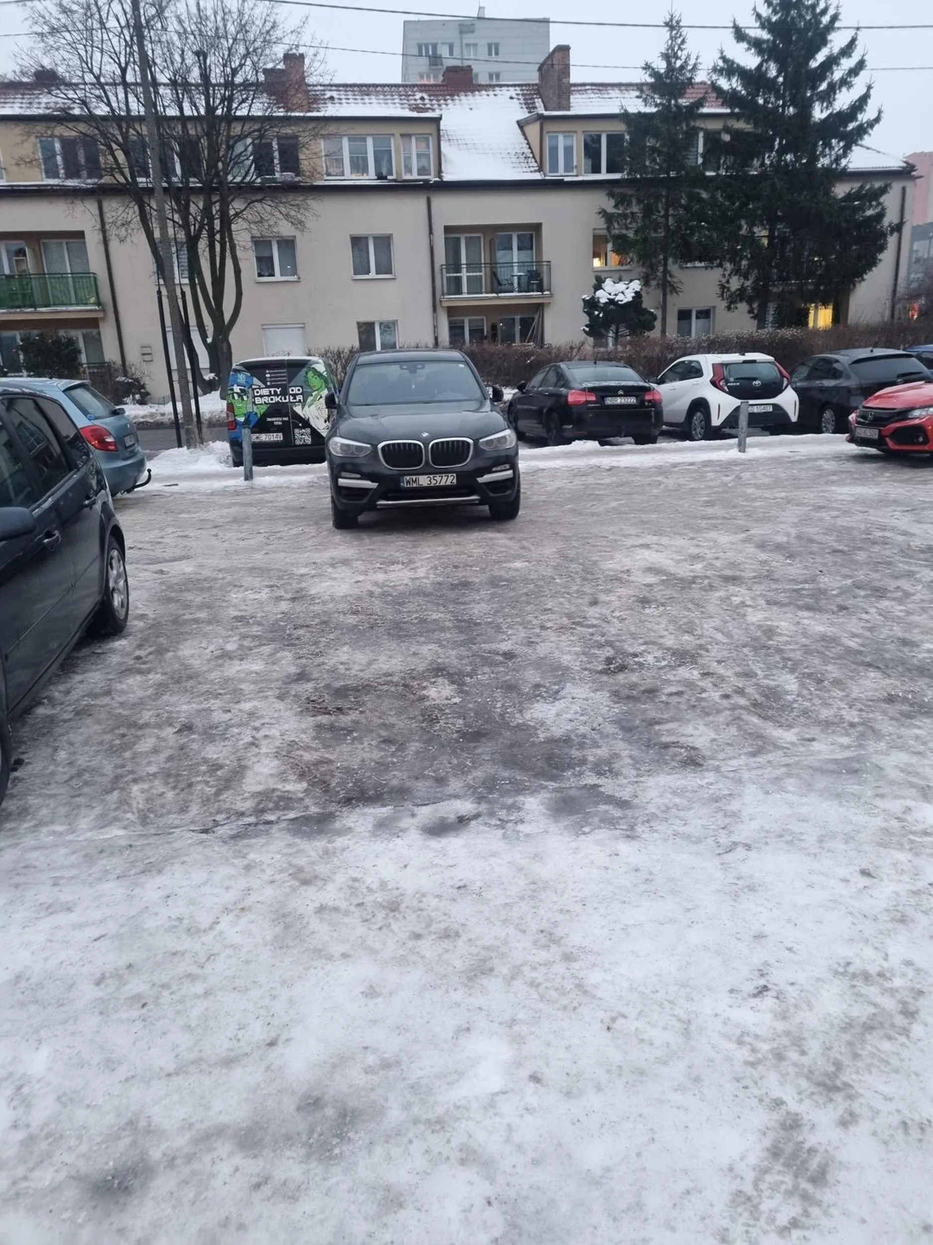 Parkowanie prostopadłe nie oznacza zostawienia samochodu prostopadle do innych tak aby zablokować cały parking kondonie.