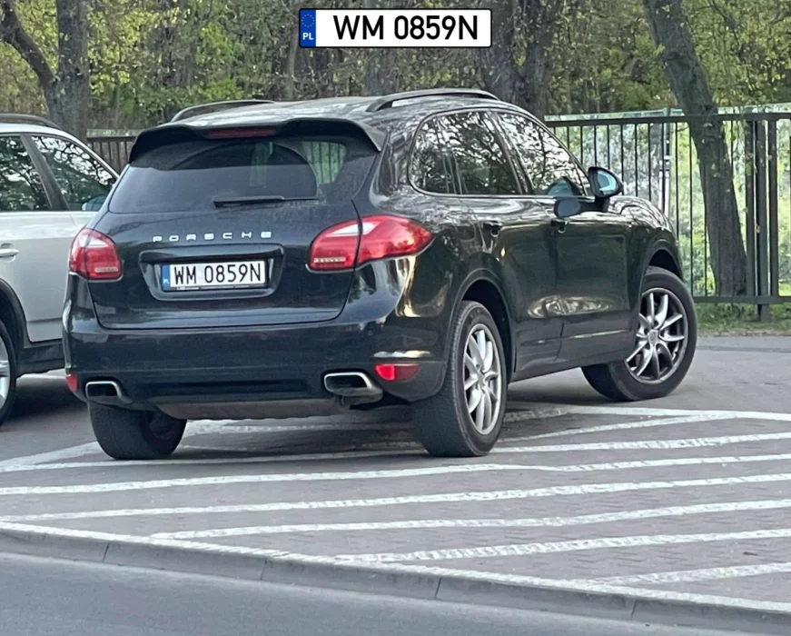 Tylko trochę wystaję. Reszta nie moja.