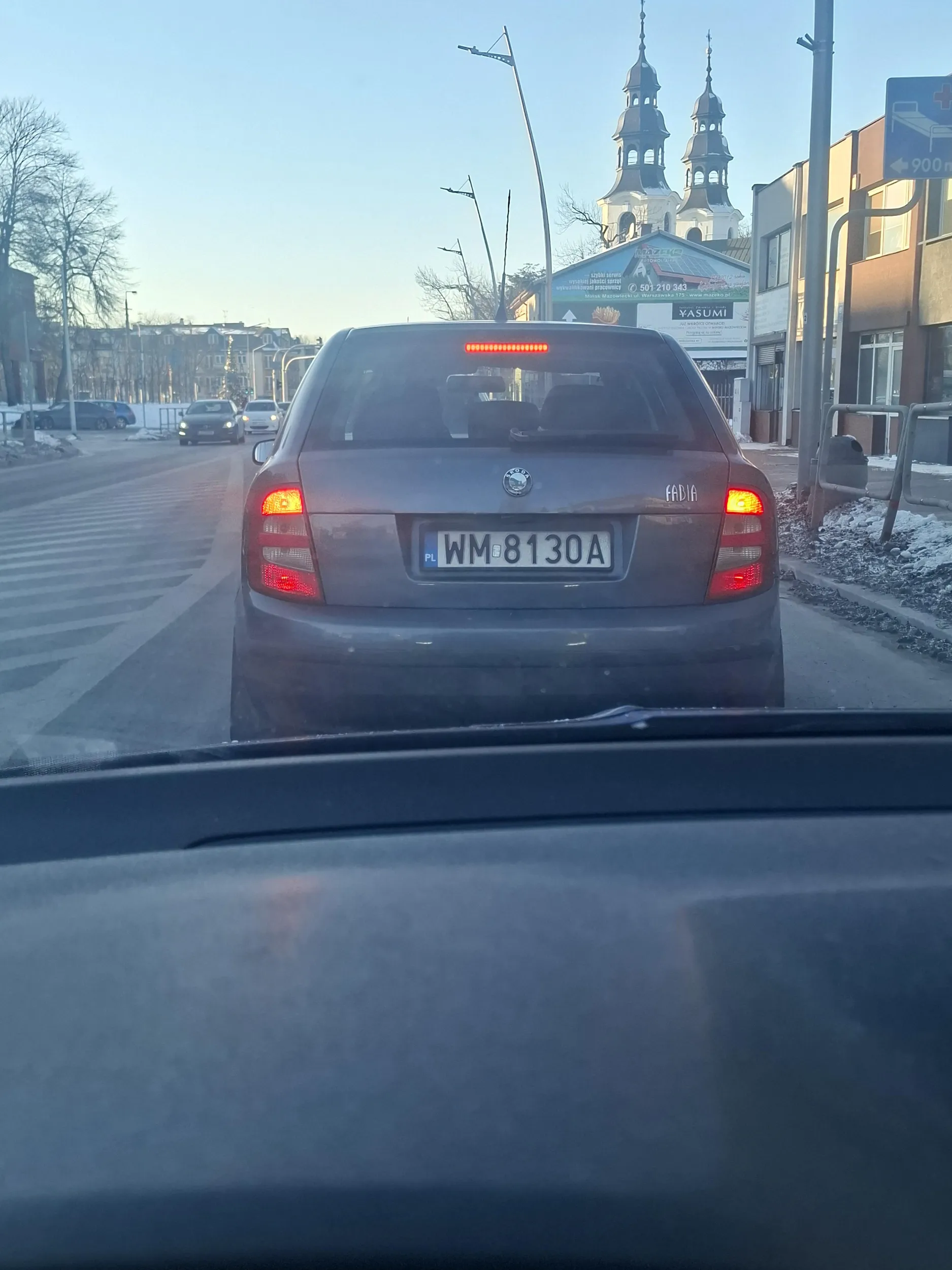 Kto ci dał prawo jazdy? Oczu nie masz? Polecam iść jeszcze raz na kurs prawa jazdy, a przed tym do okulisty. Jak już się komuś wyskakuje z bocznej uliczki, to gaz w podłogę, a nie hamulec na środku skrzyżowania. Nikt za mną nie jechał można było poczekać. Gdzie ci się tak śpieszy? Ta twoja fabia to nie rajdówka, ani czołg, wbij to sobie do pustego owłosionego łba.