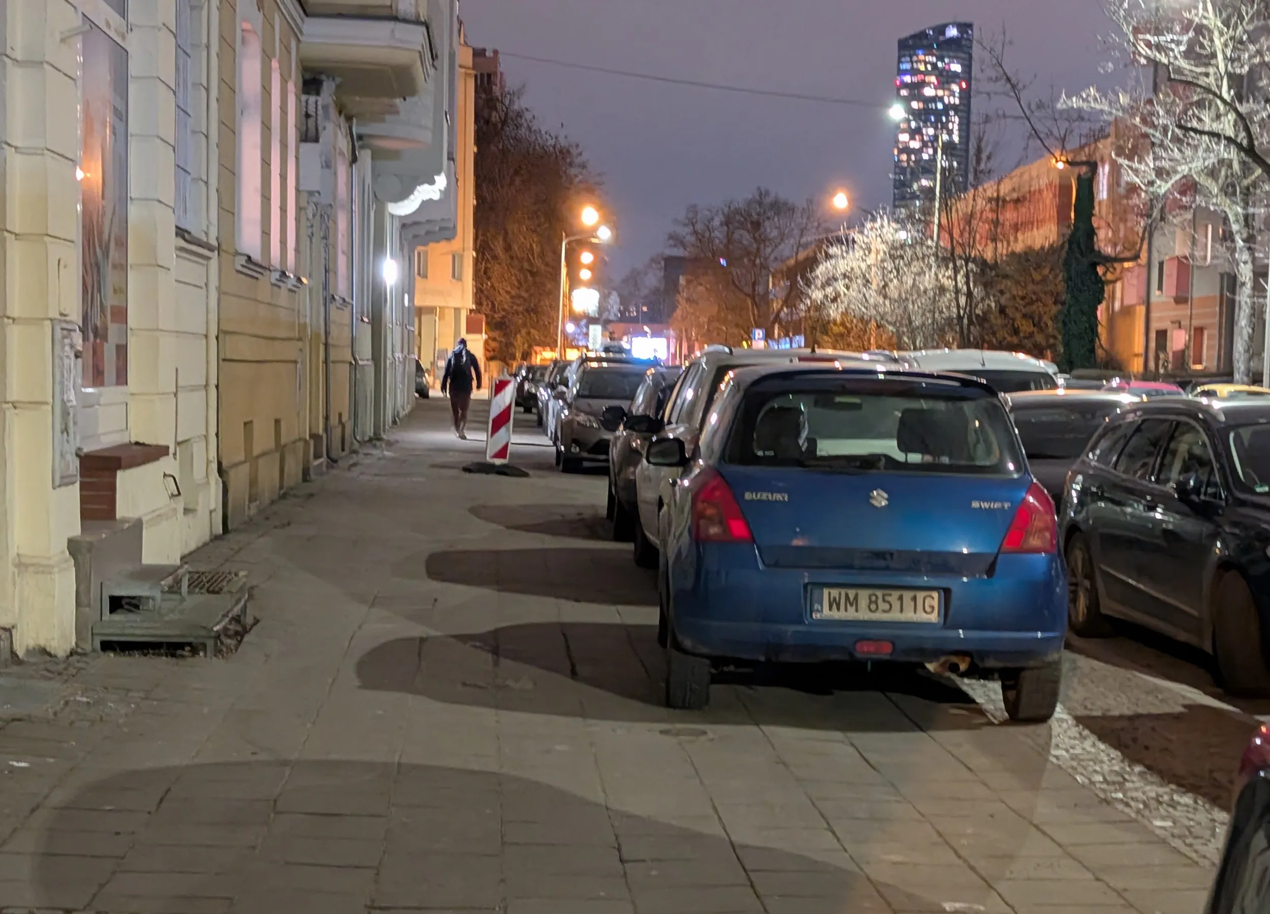 Naucz się myśleć i parkować, parkujesz na wysokości schodów i stajesz metr od krawężnika, zamiast przy samym krawężniku. Niesamowite że 80% ludzi kompletnie nie myśli jeżdżąc czy parkując i nie mają pojęcia, co się wokół nich dzieje.