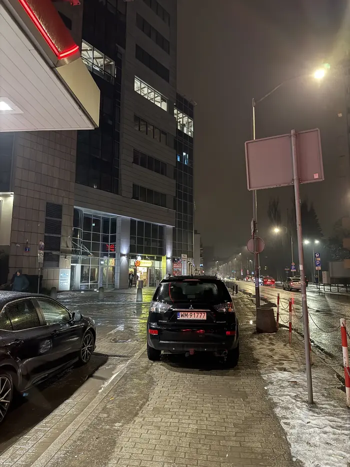 Kierowca chyba wygrał prawo jazdy w czipsach skoro nie odróżnia parkingu od chodnika