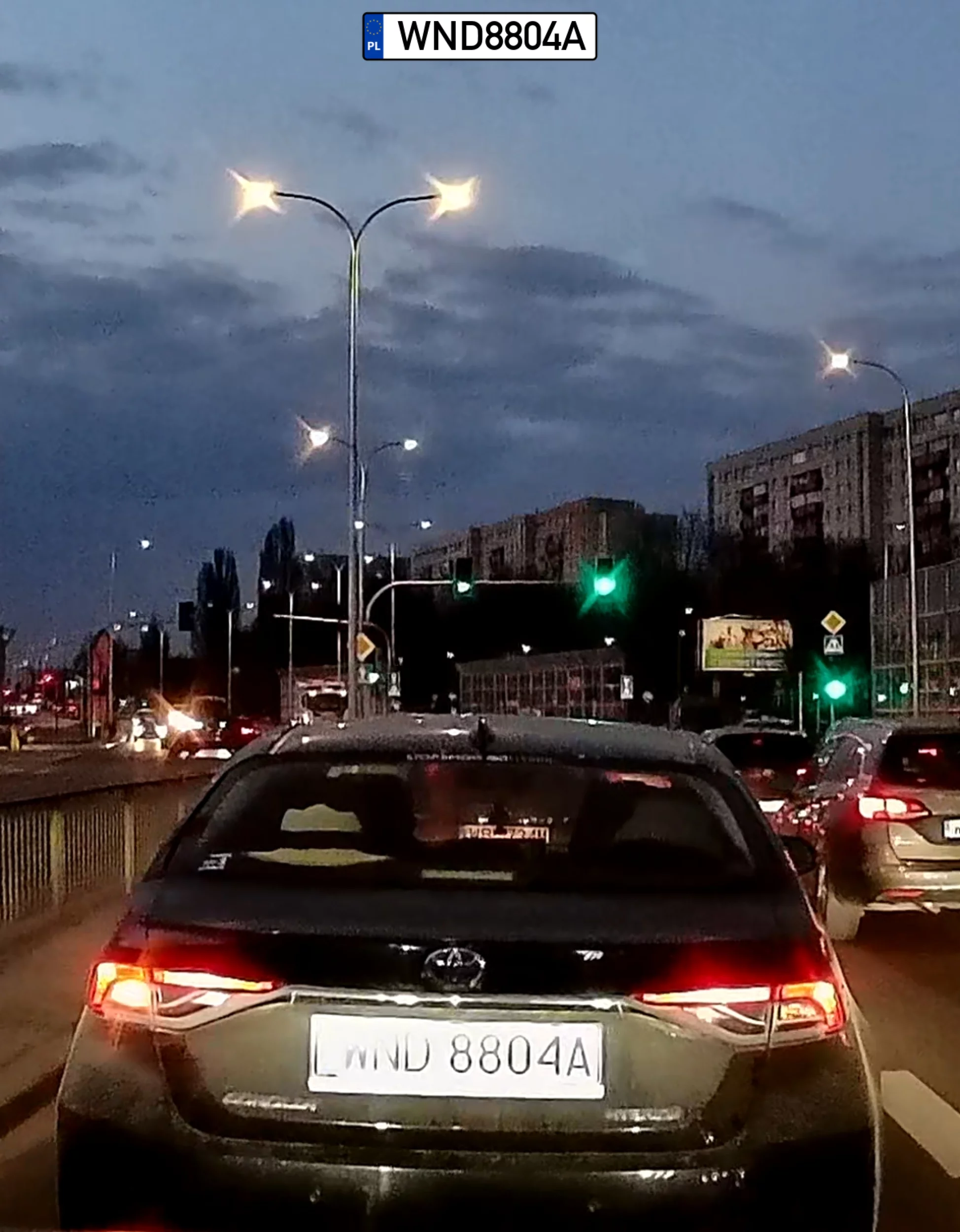 Typek zjeżdża perfidnie na czerwonym z ronda. Na yt jest nagranie.