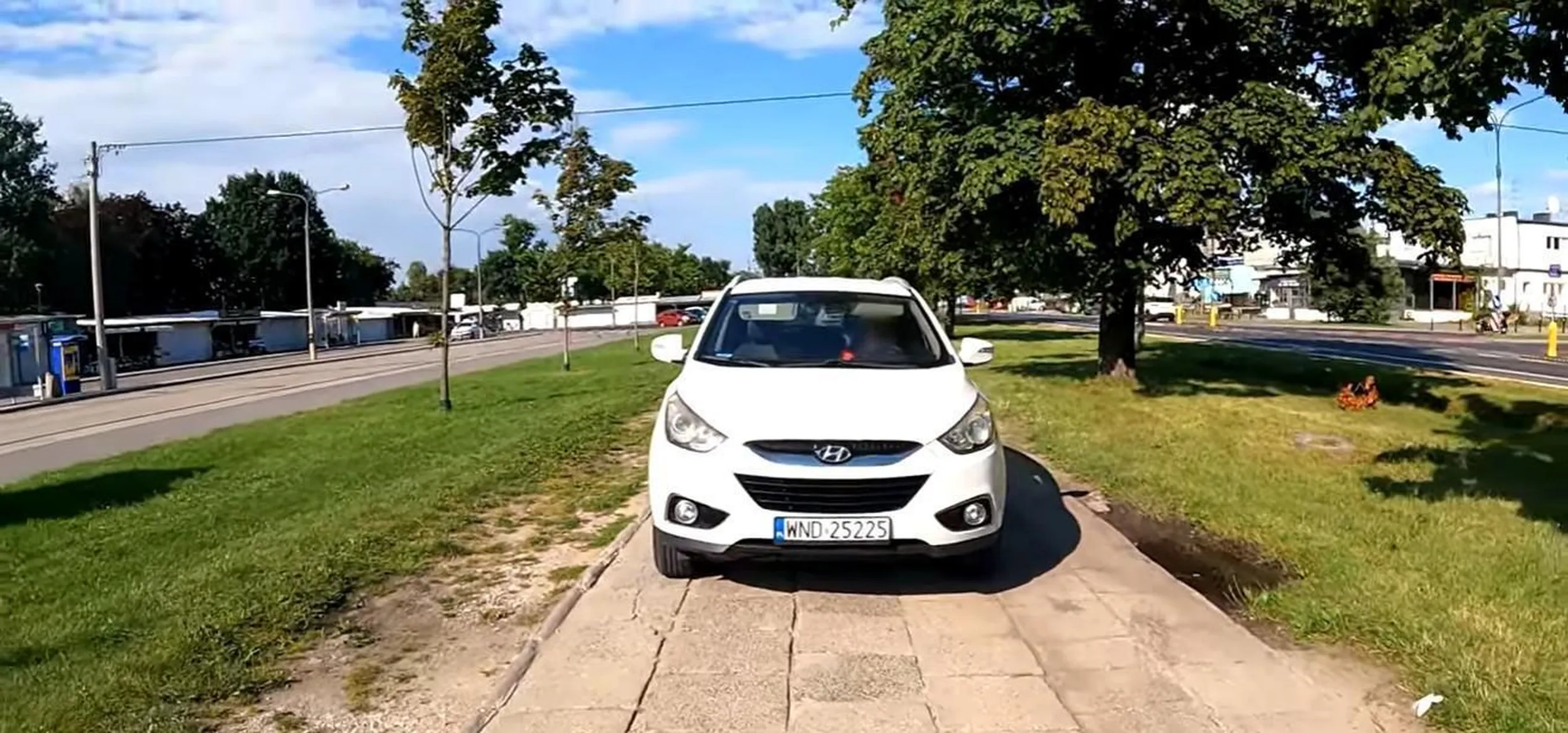 Jeździ po chodniku.