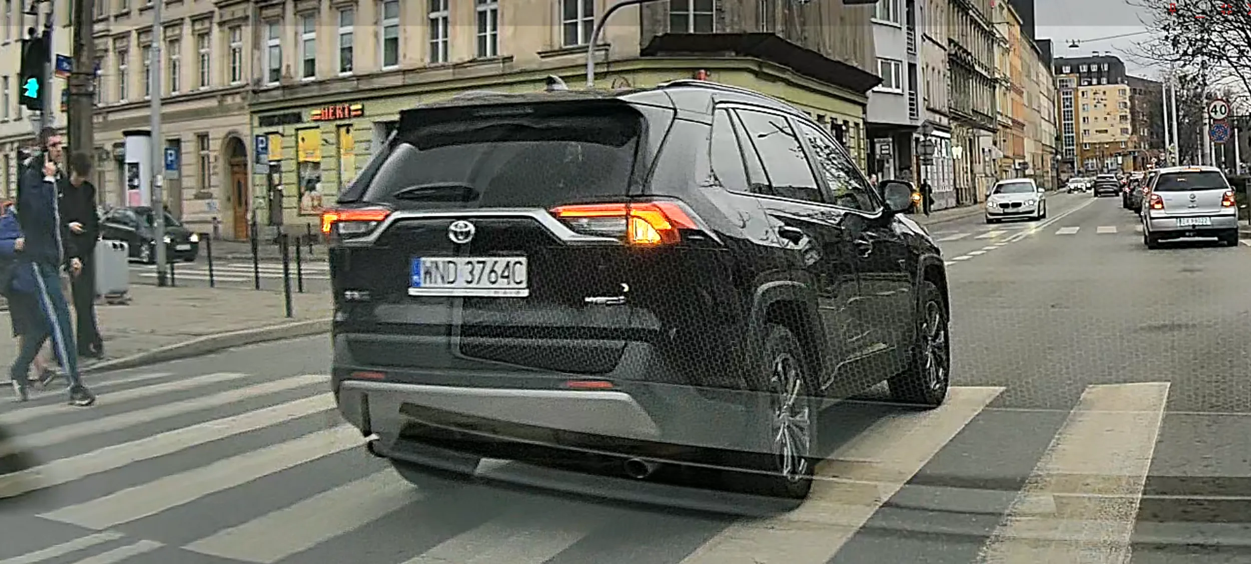 Na czerwonym prosto w ludzi, a lewego pasa skręca w prawo. Zgloszone na policje